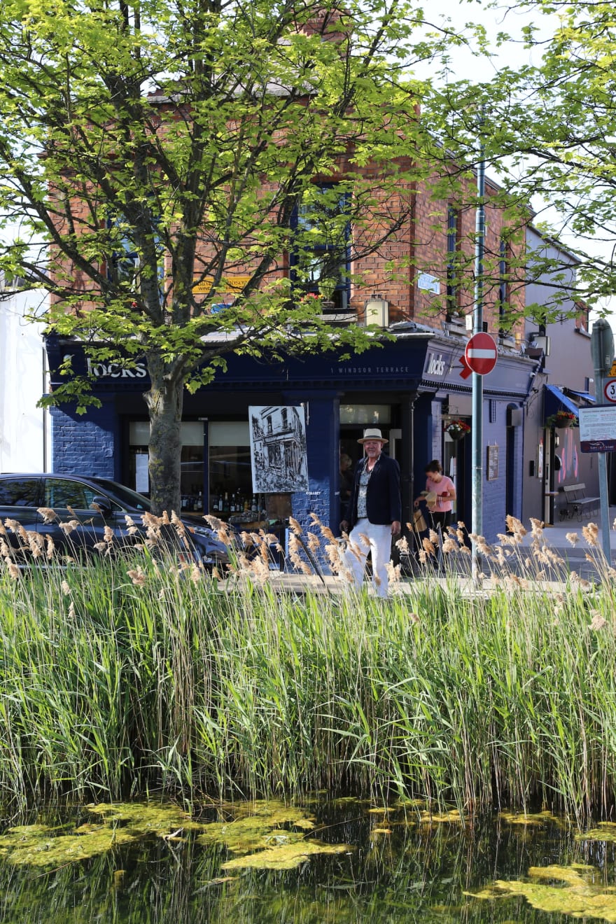 Gerard_Byrne_Irish_artist_painting_Under_the_Shadow_of_the_Sun_Locks_Restaurant_Portobello_Dublin