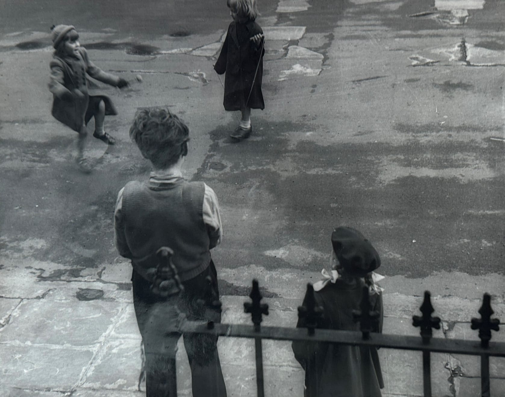 Nigel Henderson, Children Playing, 1949-54