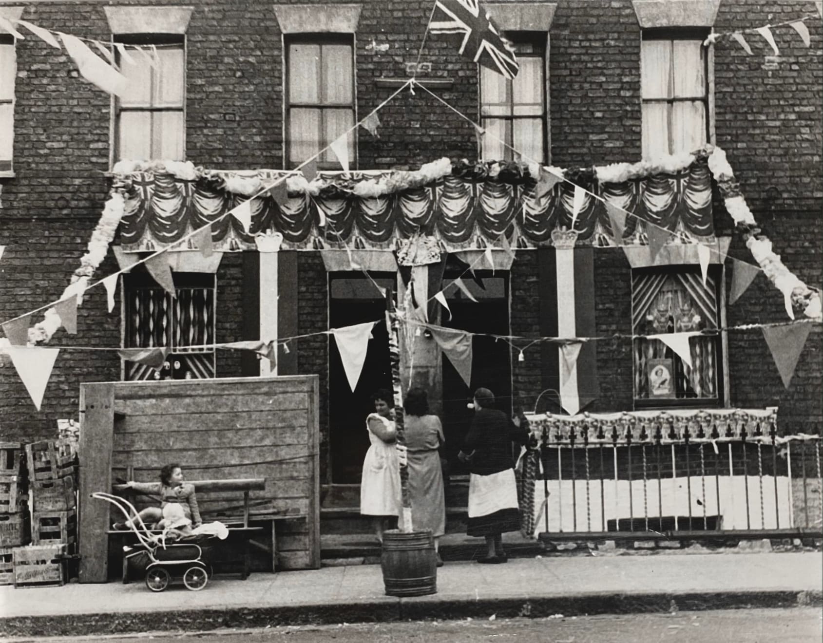 Nigel Henderson, Coronation at Side St. Bethnal Green., 1953