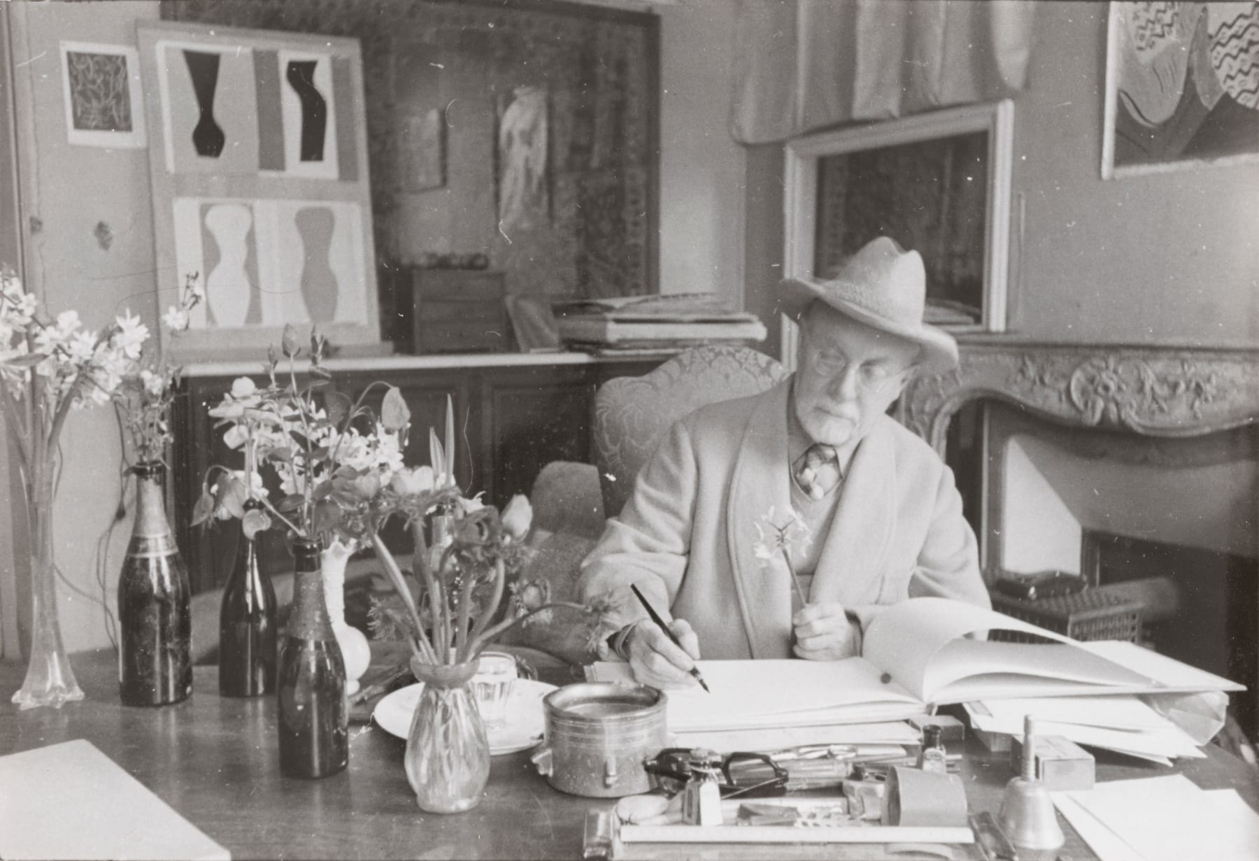 Henri Cartier-Bresson, Henri Matisse drawing at flower. Villa "Le Rêve", Vence, February 1944, 1944