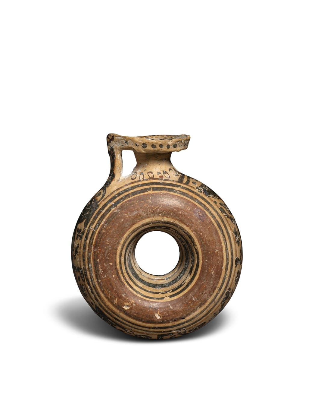 Greek, A Corinthian blackfigure pottery ring aryballos, Middle