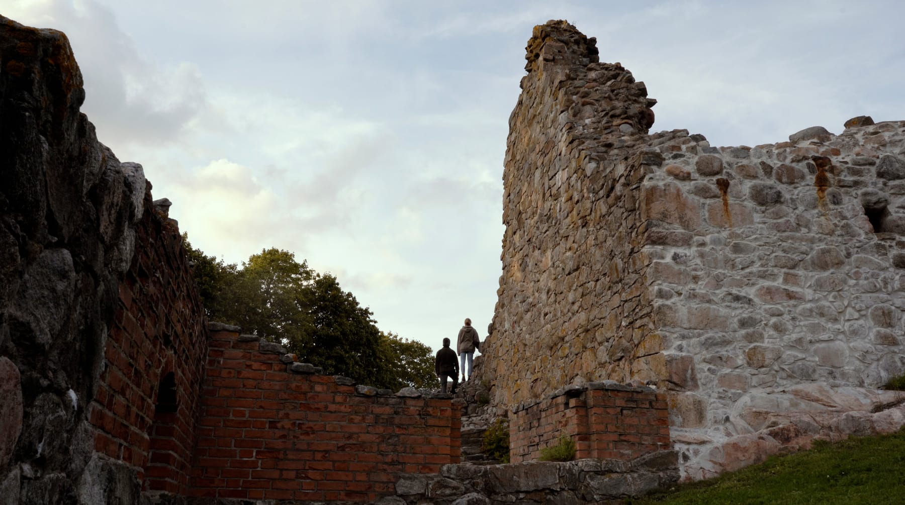 Hanna Råst, In my arms I hold the ruins, on my tongue, the scattered recollections, 2023