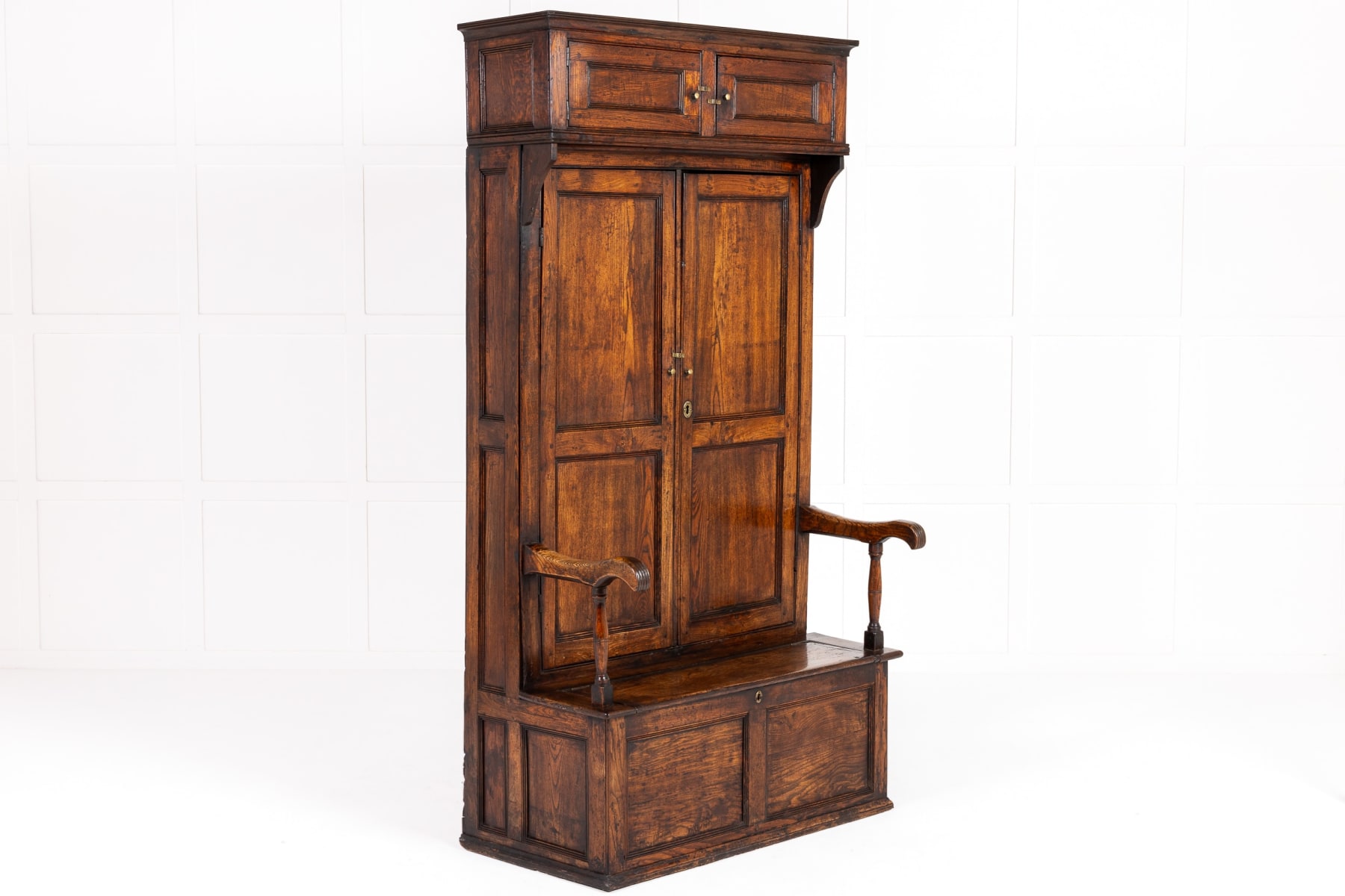 18th Century George III Elm Bacon Settle