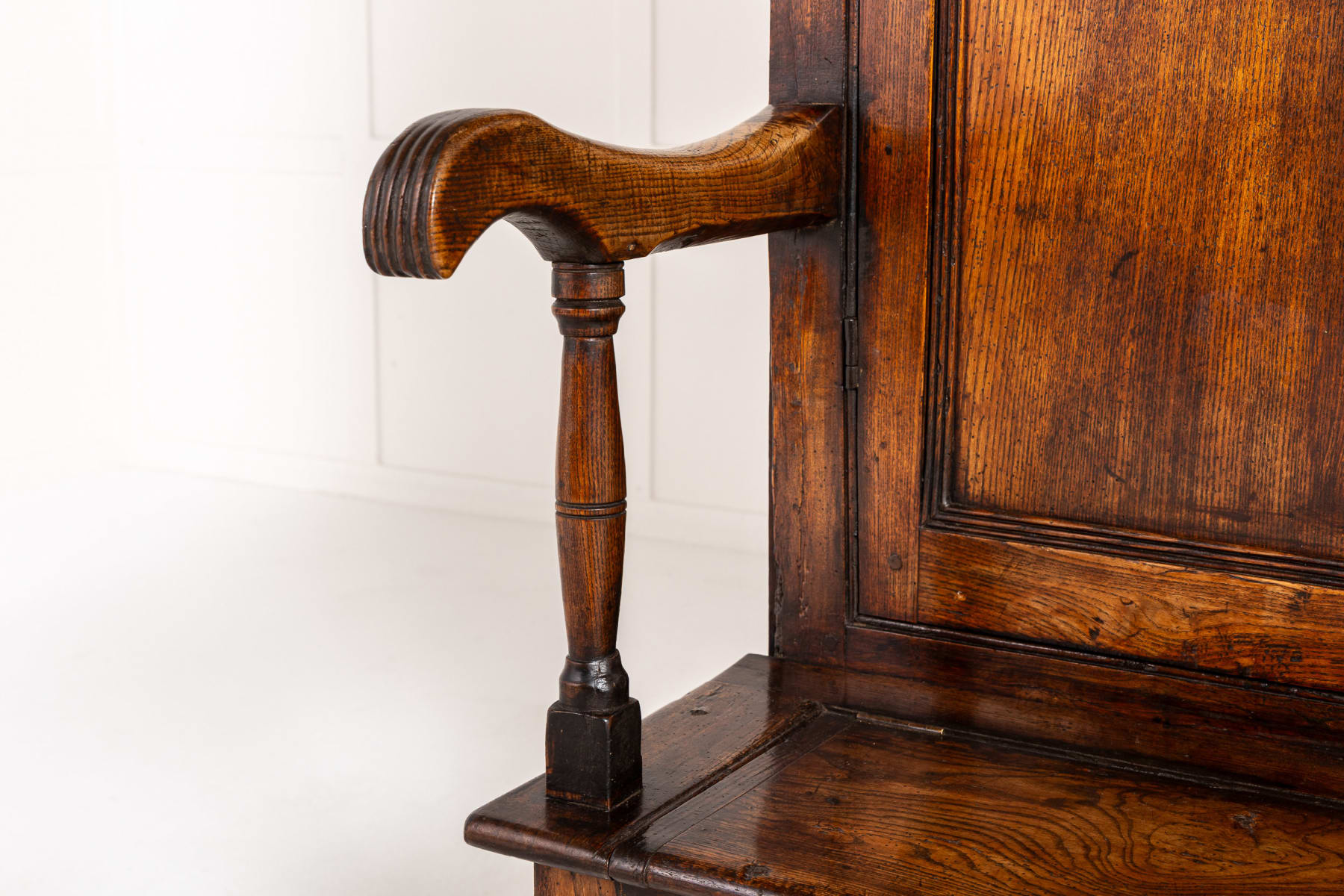 18th Century George III Elm Bacon Settle