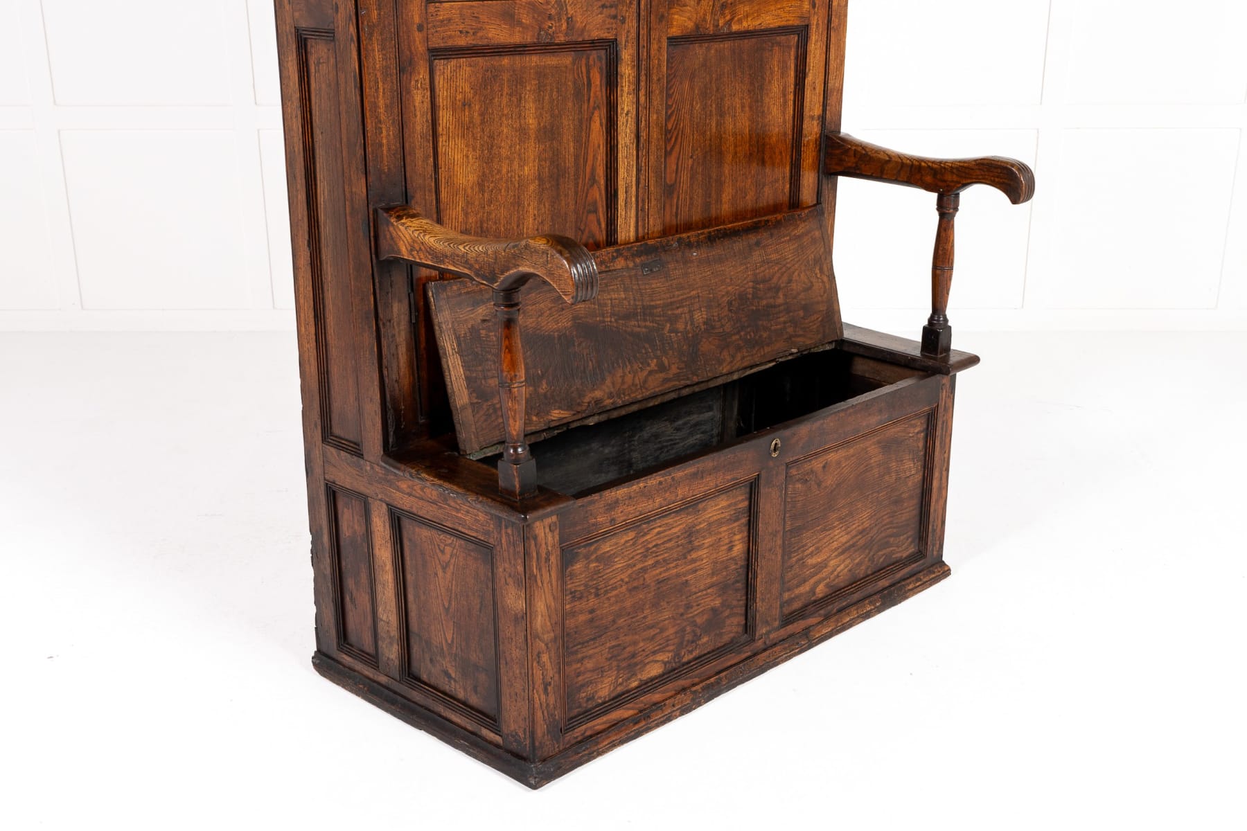 18th Century George III Elm Bacon Settle