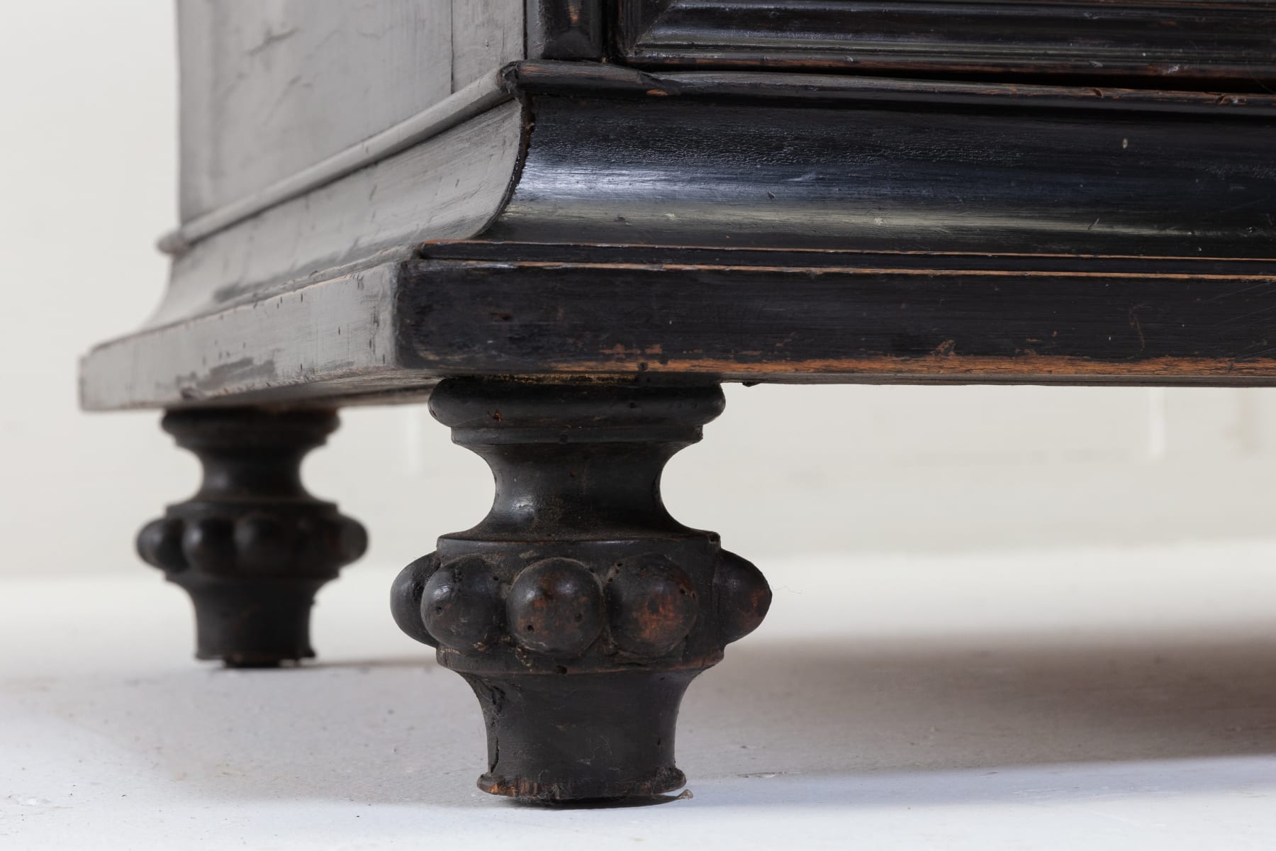 Important Early 18th Century Italian Inlaid Chest of Drawers