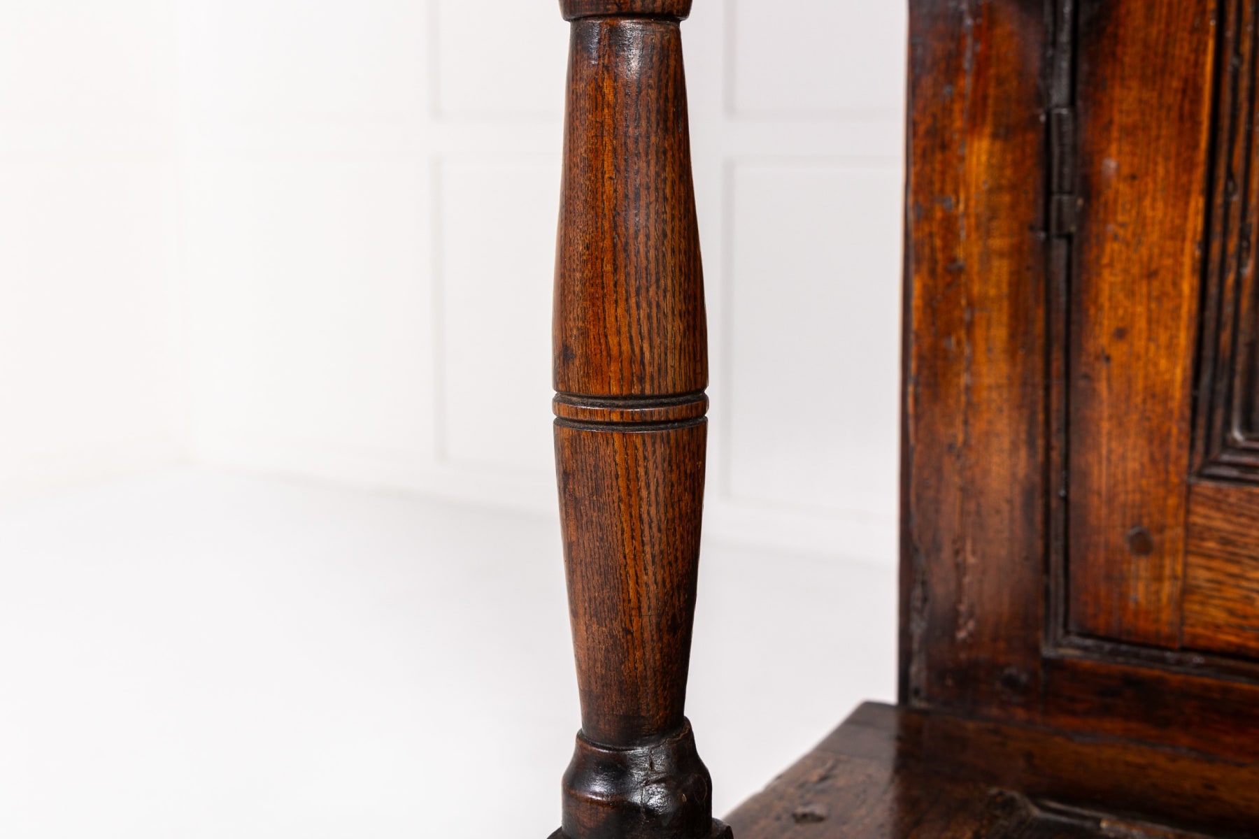 18th Century George III Elm Bacon Settle