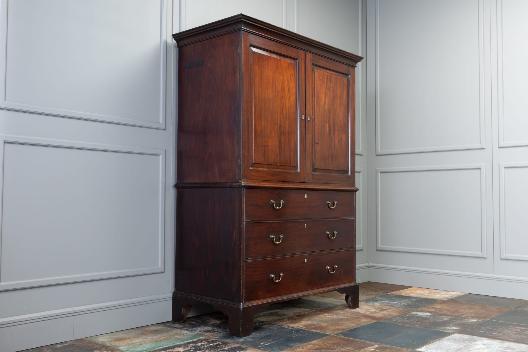 18th Century Georgian Mahogany Linen Press