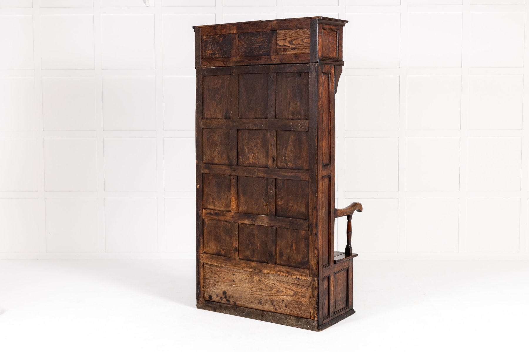 18th Century George III Elm Bacon Settle