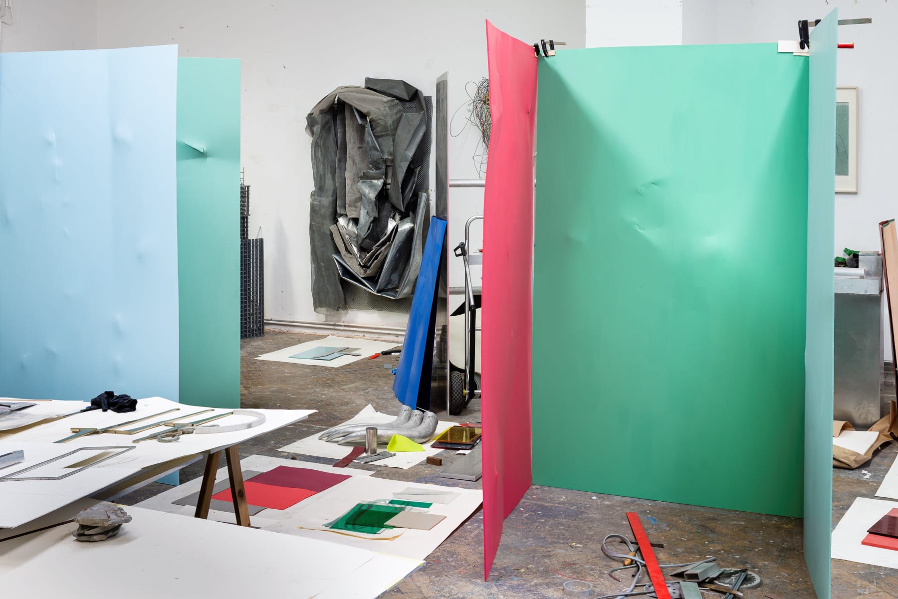 Michael Kienzer, Studio Image | Mrs Black and Mr White they have never seen a shade of pink and grey, 2020