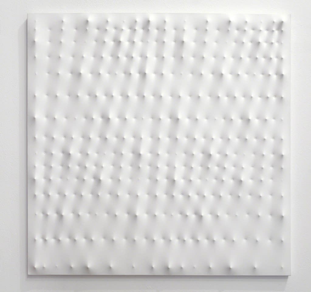 Enrico Castellani, Superficie bianca, 1985