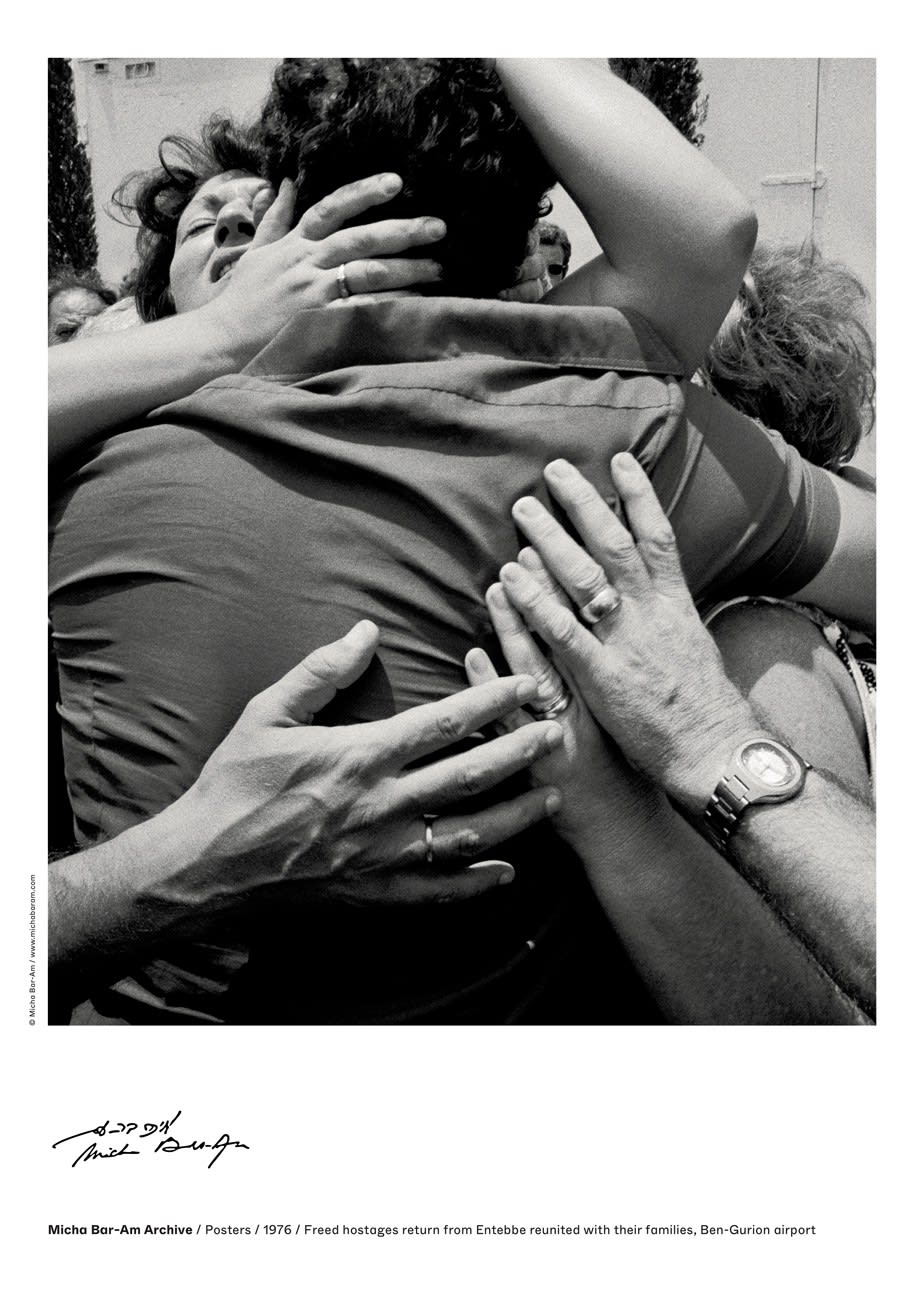Micha Bar-Am, Freed hostages return from Entebbe reunited with their families, Ben-Gurion airport, 1976