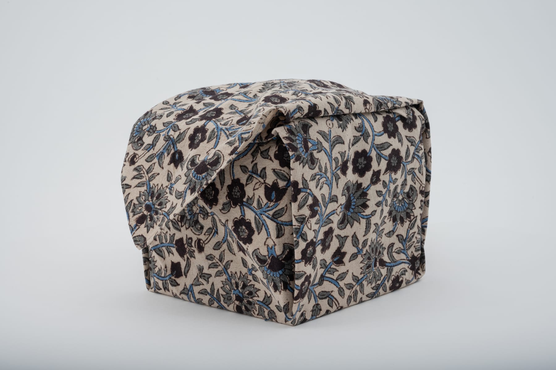 Hosai Matsubayashi XVI, Geppaku glaze with gold Chawan / 月白釉流シ金彩, 2020