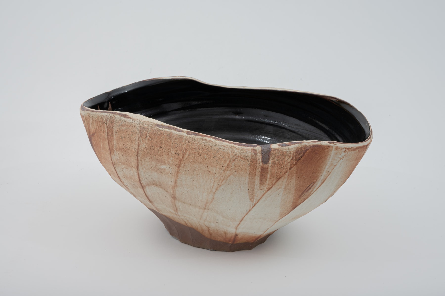 Hosai Matsubayashi XVI, Kohiki and Black glaze Vase / 花器　粉引黒釉/V, 2020
