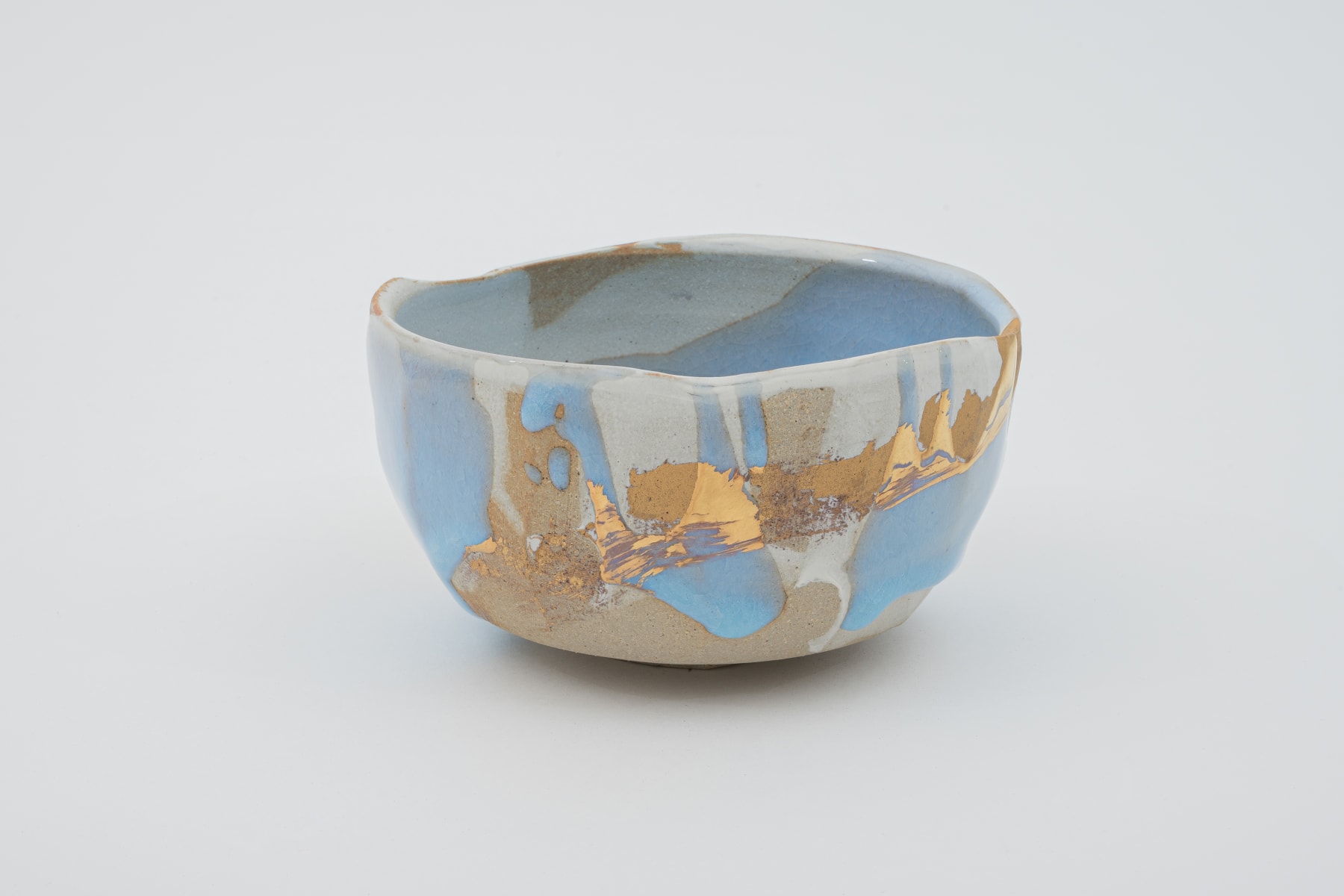 Hosai Matsubayashi XVI, Geppaku glaze with gold Chawan / 月白釉流シ金彩, 2020