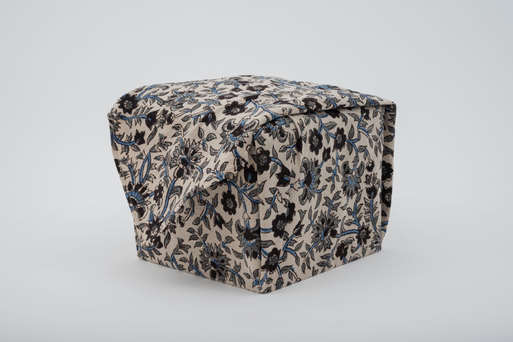 Hosai Matsubayashi XVI, Geppaku glaze with gold Chawan / 月白釉流シ金彩, 2020