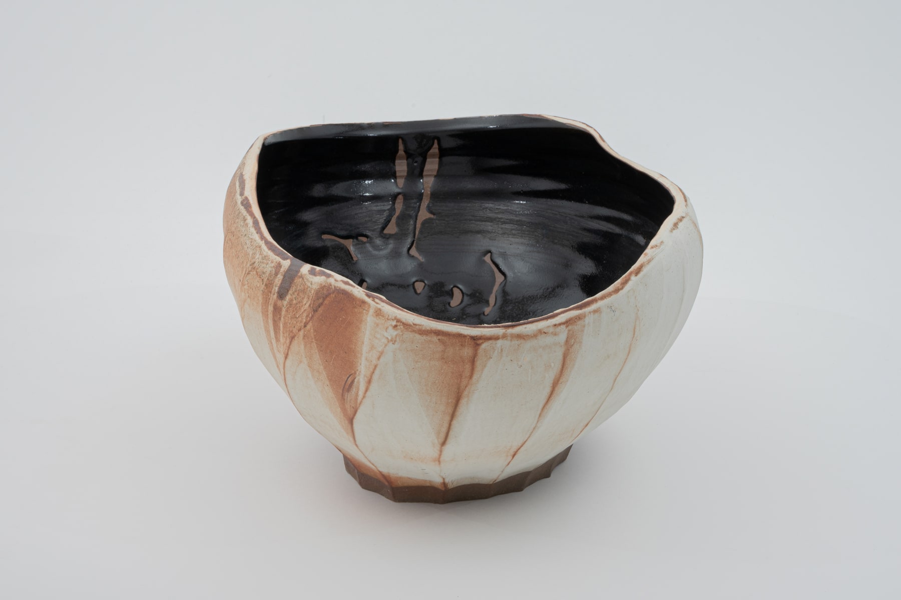Hosai Matsubayashi XVI, Kohiki and Black glaze Vase / 花器　粉引黒釉/V, 2020