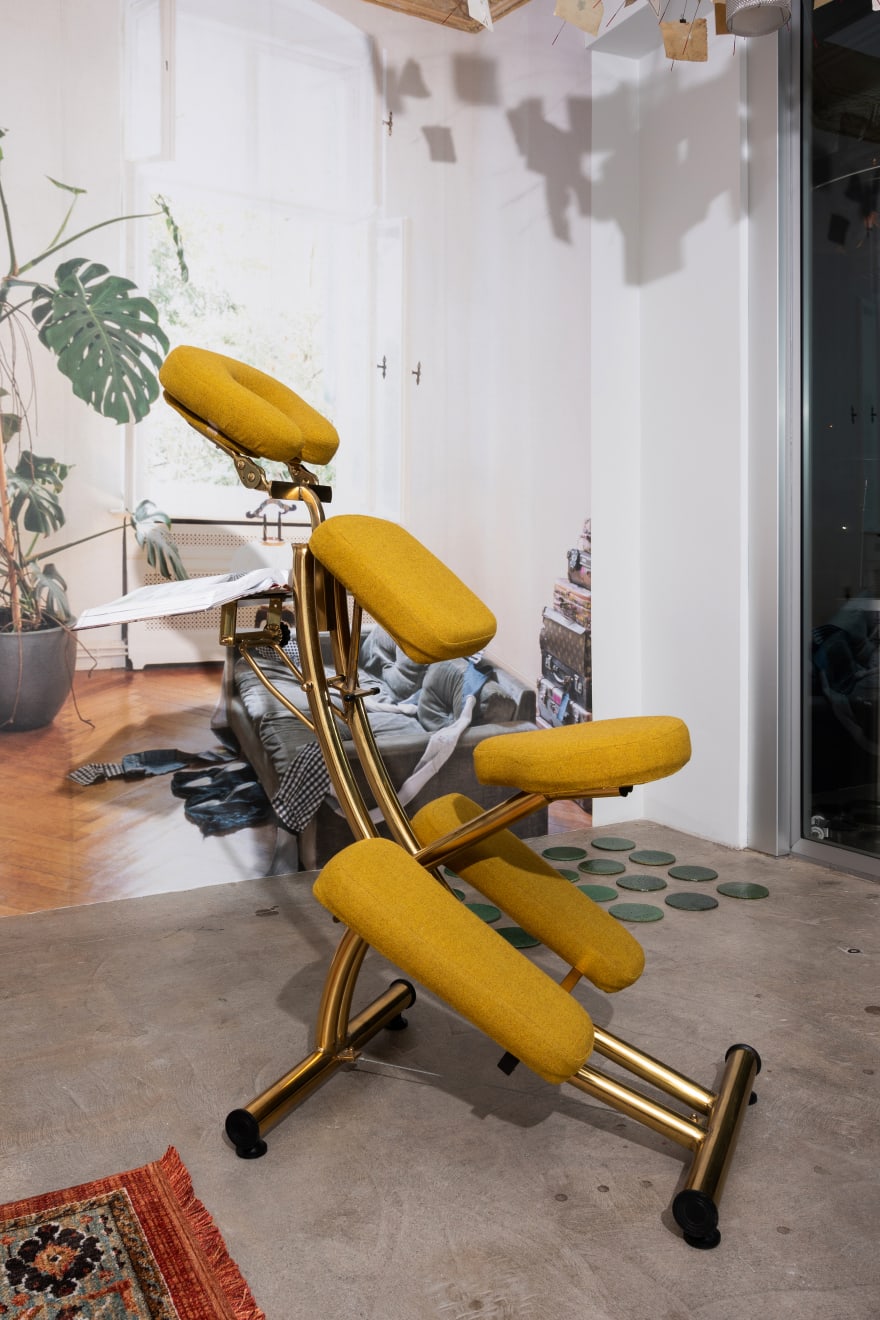 BLESS, N°56 Worker’s Delight: Neckrestdesk