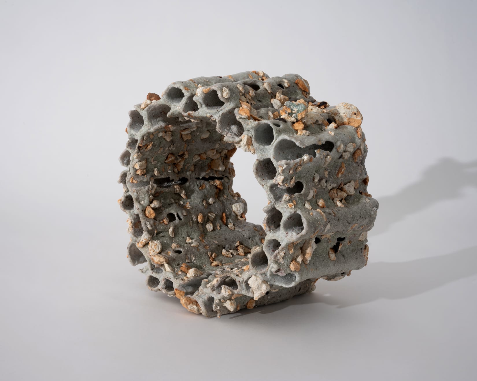 Masaomi Yasunaga, 脱殻 / empty shell, 2019