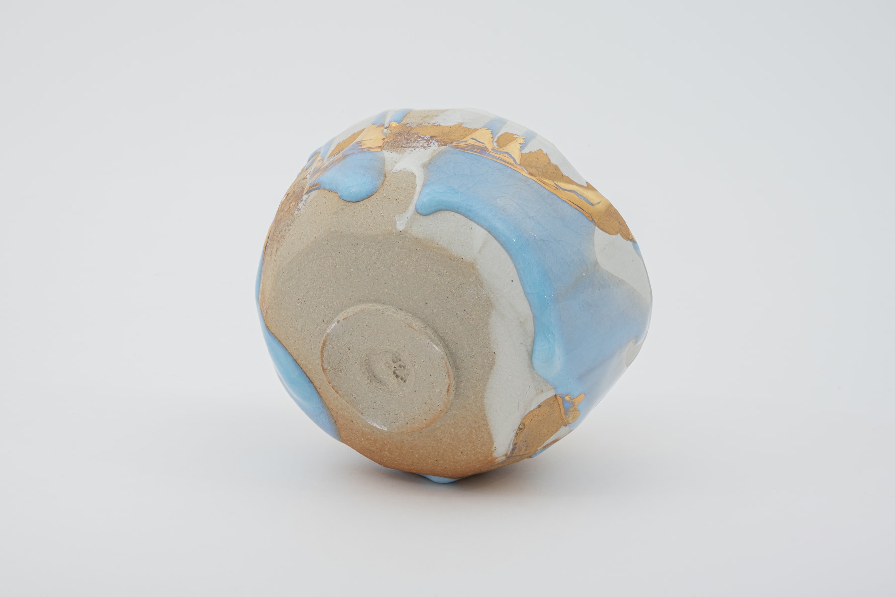 Hosai Matsubayashi XVI, Geppaku glaze with gold Chawan / 月白釉流シ金彩, 2020