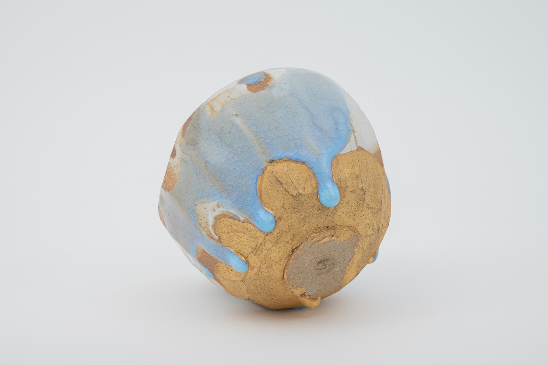 Hosai Matsubayashi XVI, Geppaku glaze with gold Chawan / 月白釉流シ金彩, 2020