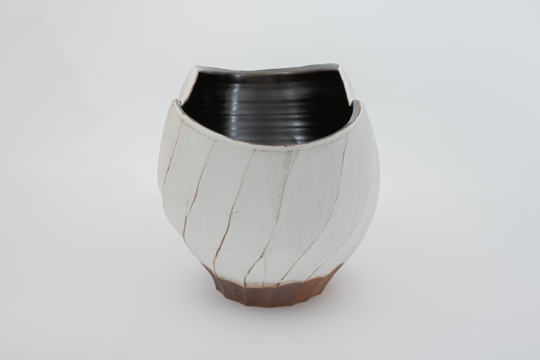 Hosai Matsubayashi XVI, Kohiki and Black glaze Vase / 花器　粉引黒釉, 2020