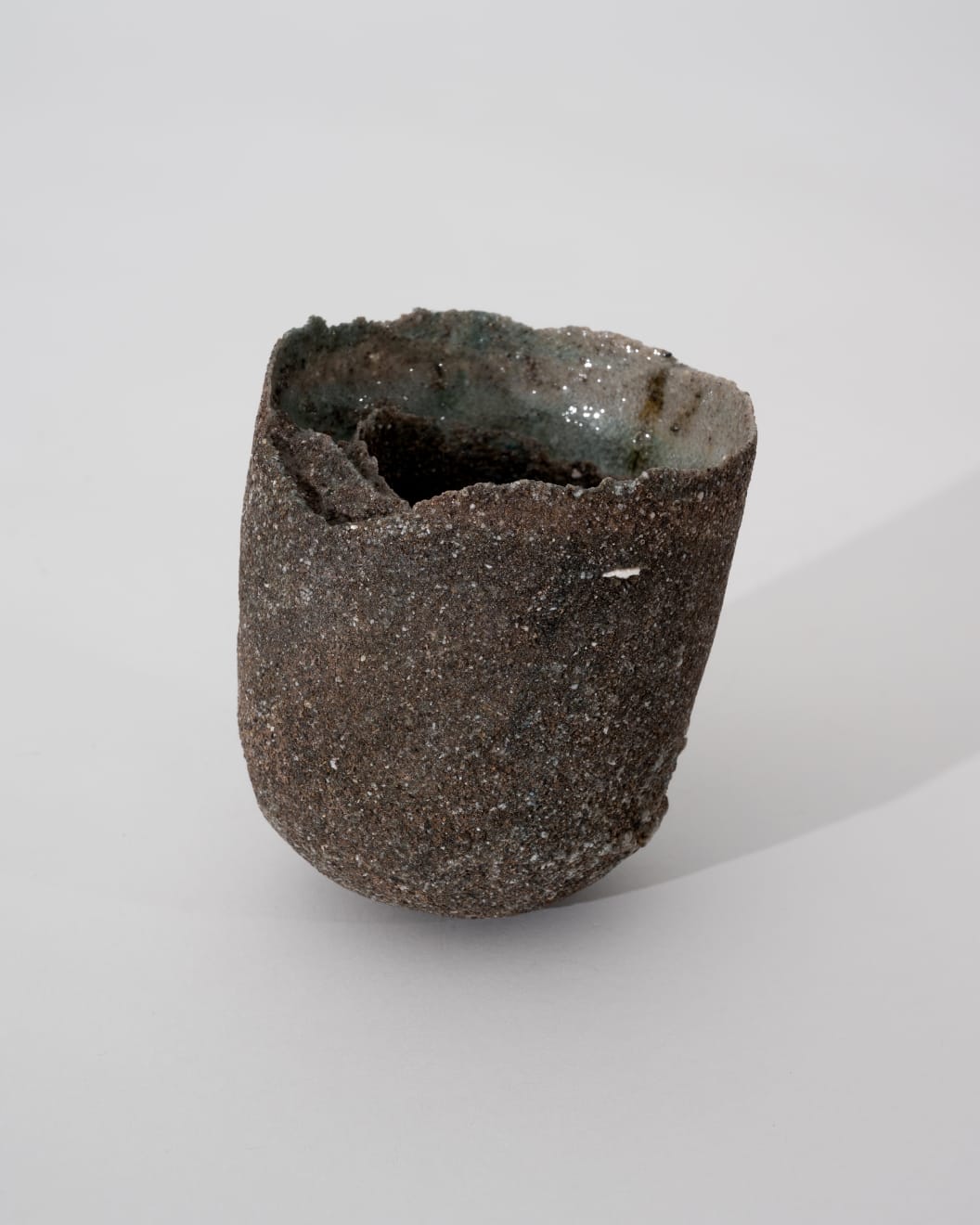 Masaomi Yasunaga, 砕 / crumbling, 2019