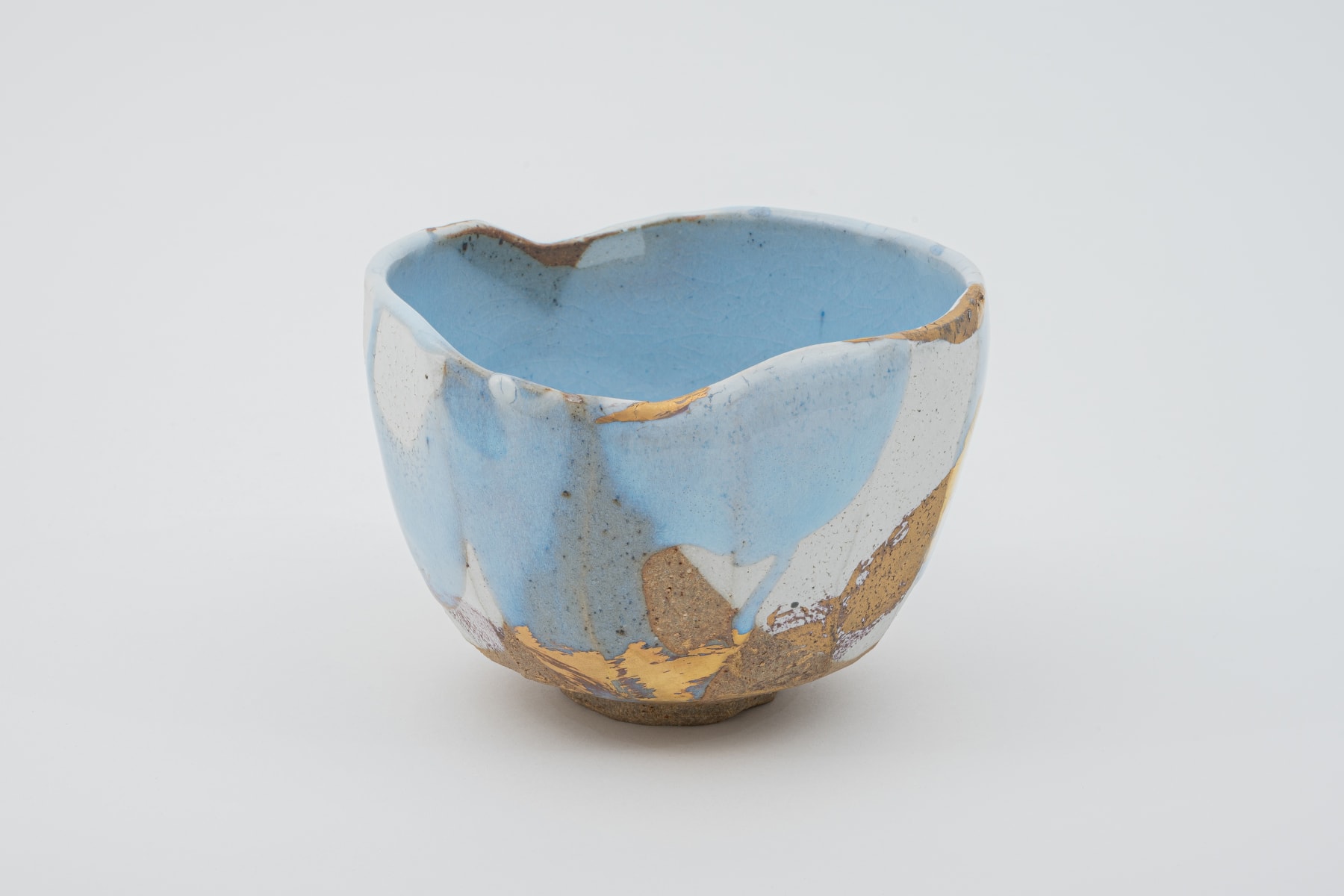 Hosai Matsubayashi XVI, Geppaku glaze with gold Chawan / 月白釉流シ金彩, 2020