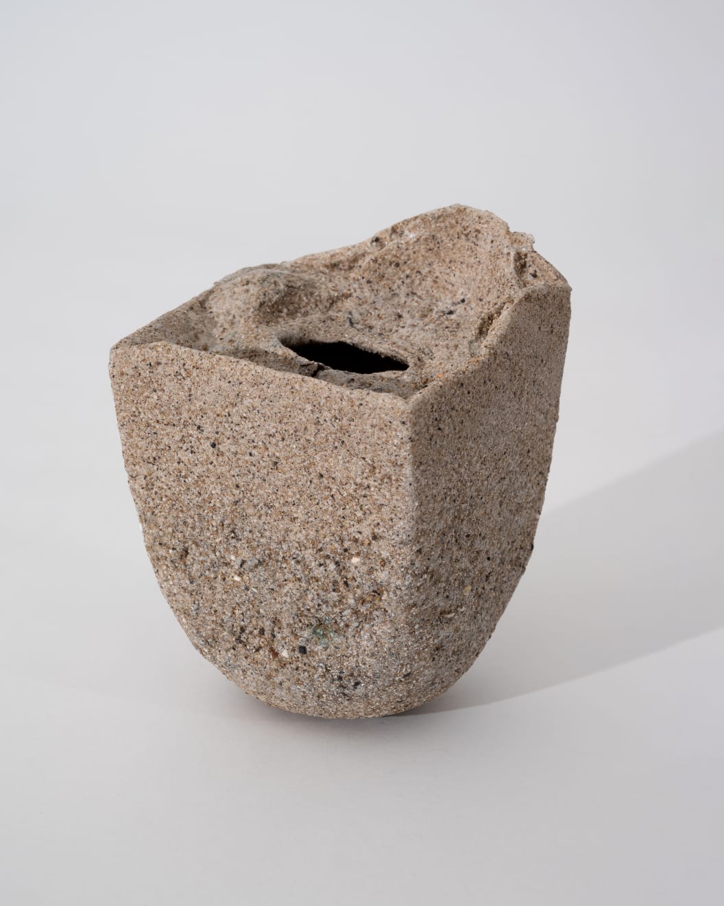 Masaomi Yasunaga, 砕 / crumbling, 2019