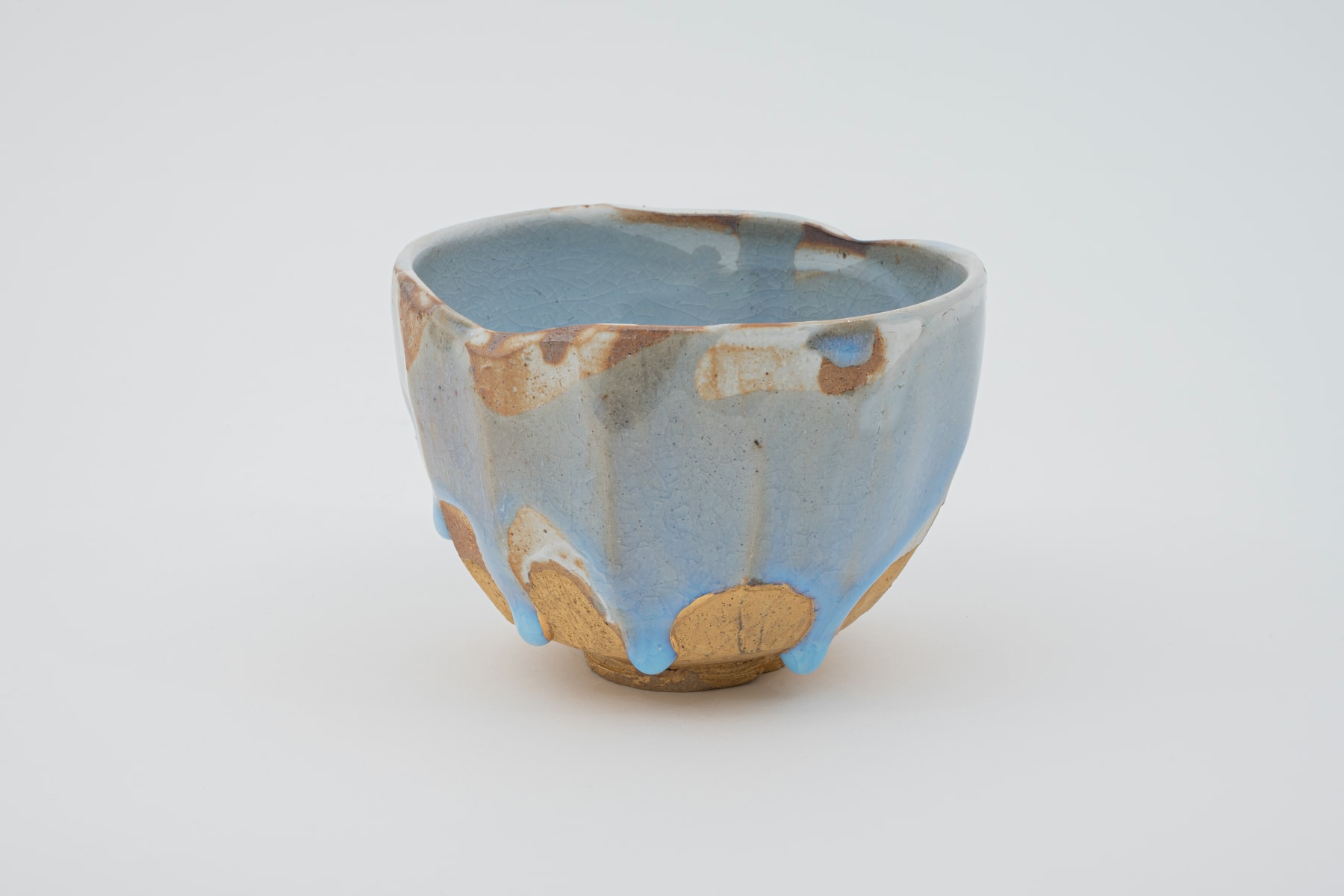 Hosai Matsubayashi XVI, Geppaku glaze with gold Chawan / 月白釉流シ金彩, 2020