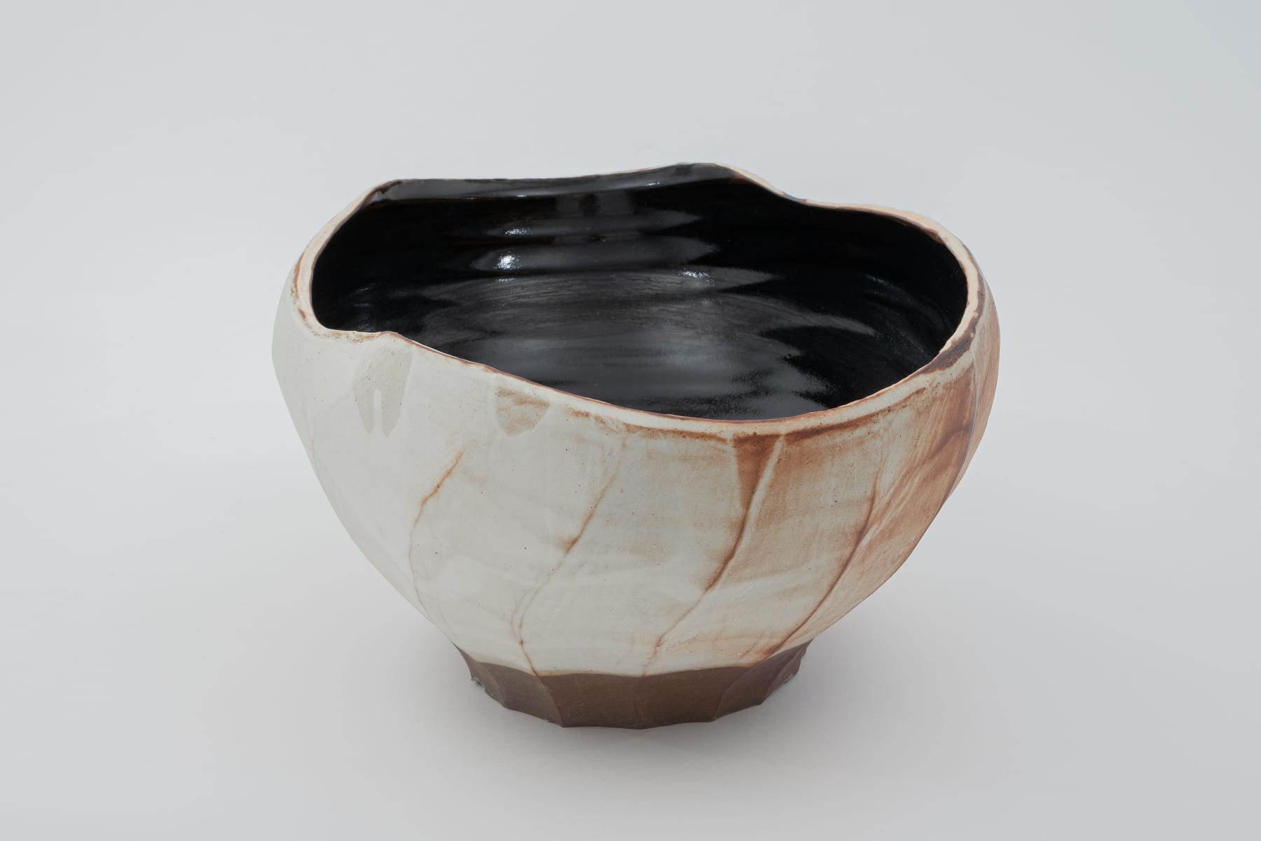 Hosai Matsubayashi XVI, Kohiki and Black glaze Vase / 花器　粉引黒釉/V, 2020