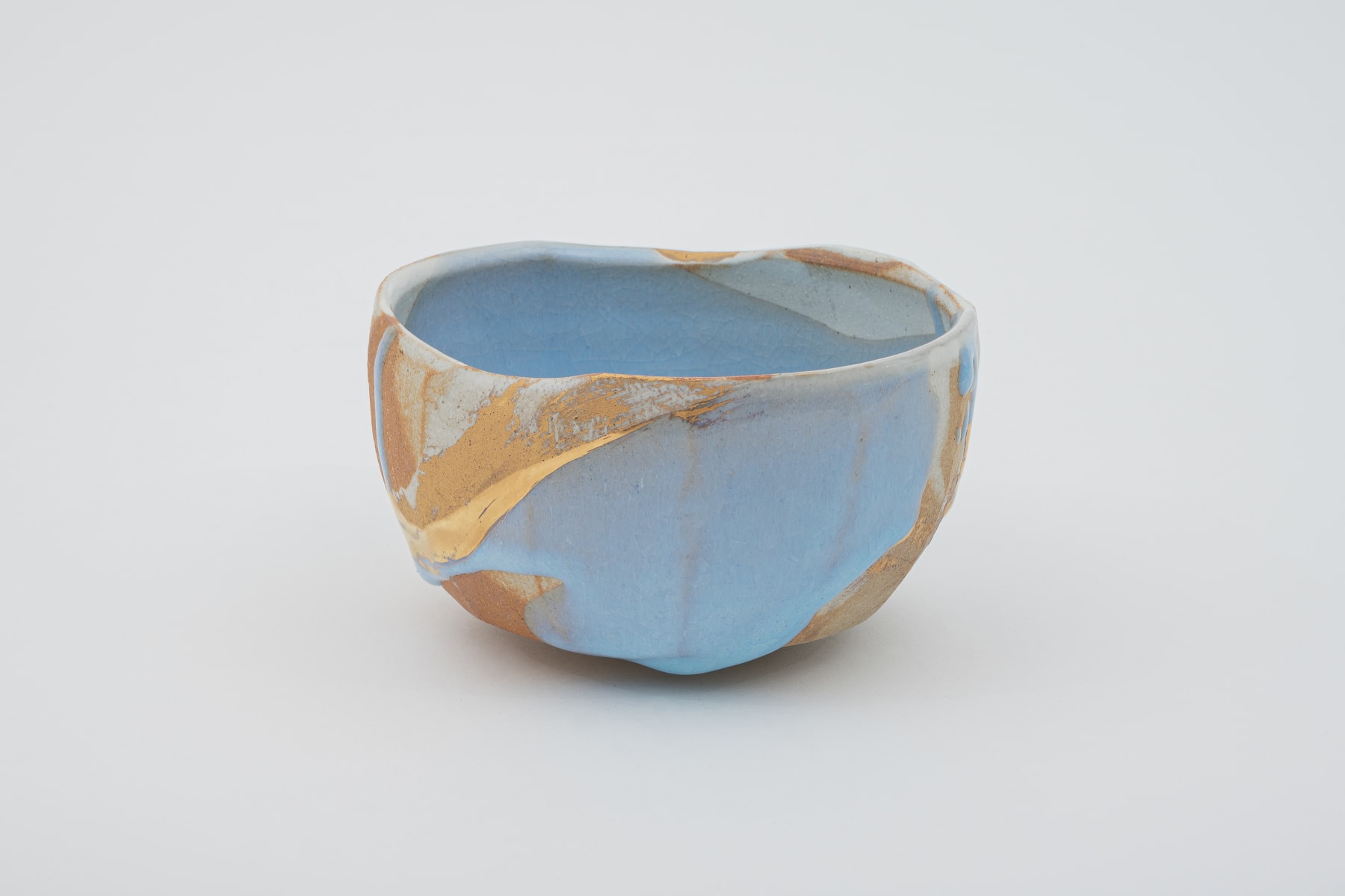 Hosai Matsubayashi XVI, Geppaku glaze with gold Chawan / 月白釉流シ金彩, 2020