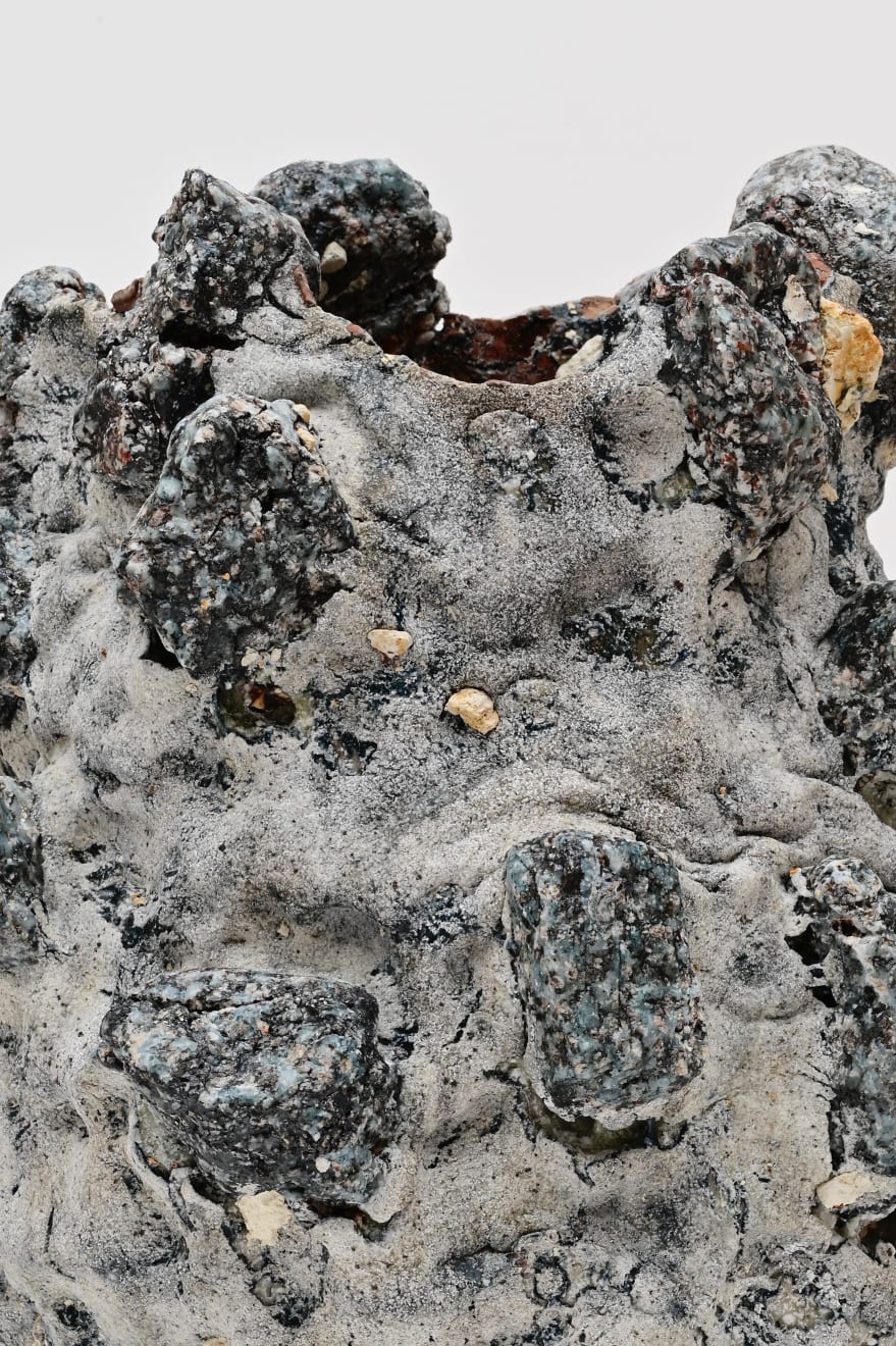 Masaomi Yasunaga, Vessel fused with stone 石と熔け合う器, 2025