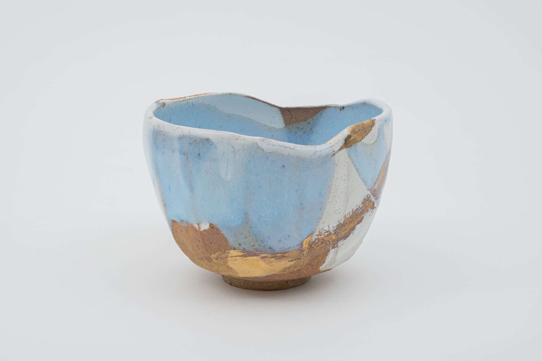 Hosai Matsubayashi XVI, Geppaku glaze with gold Chawan / 月白釉流シ金彩, 2020