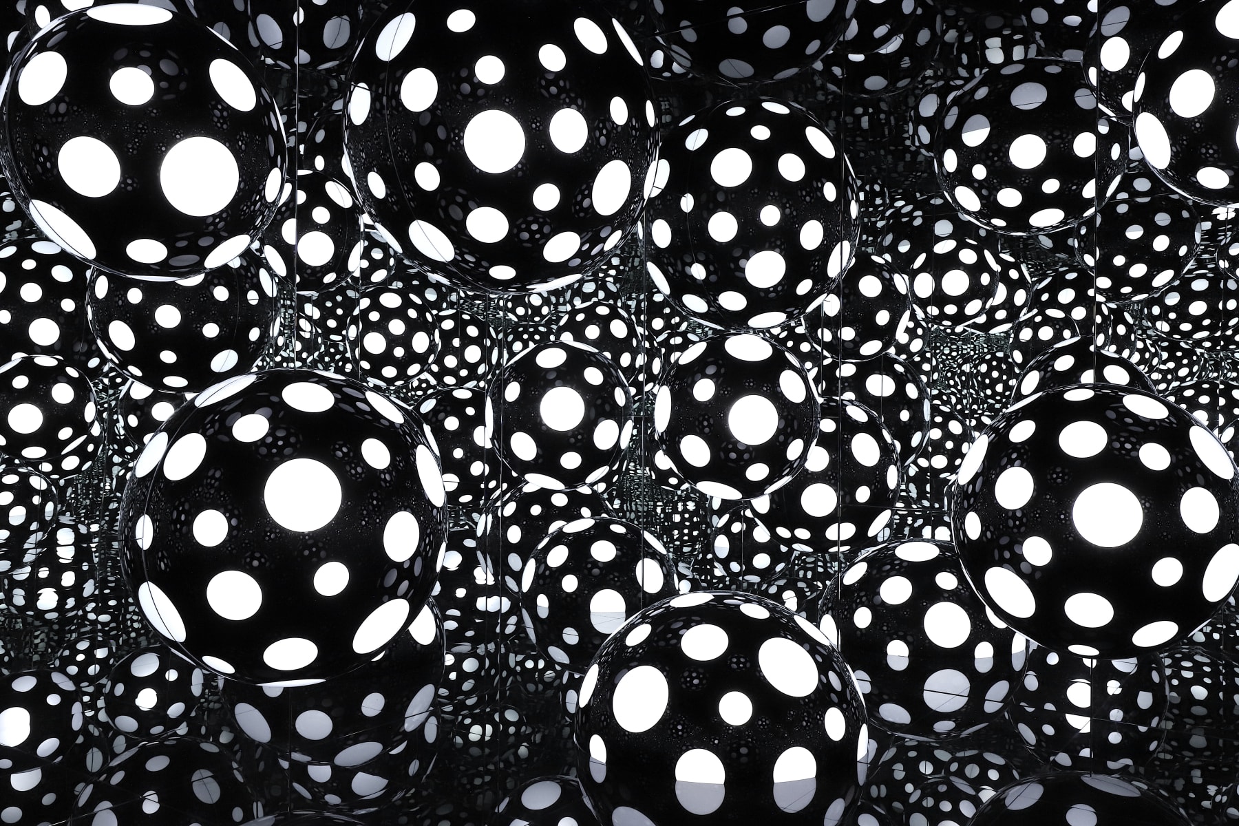 Yayoi Kusama, Dots Obsession - Aspiring to Heaven's Love, 2022