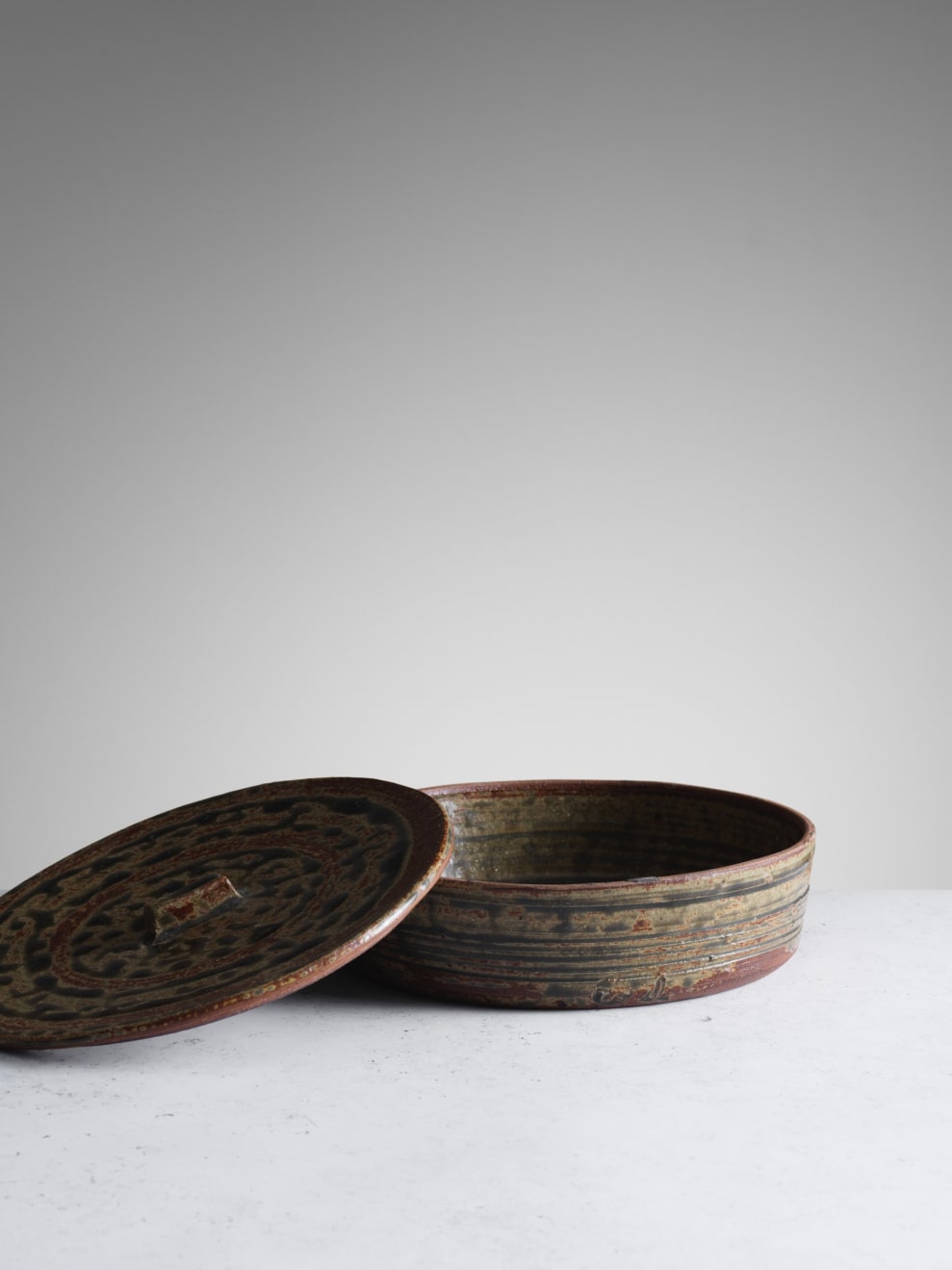 Janet Leach, Flat round lidded pot, c. 1970s