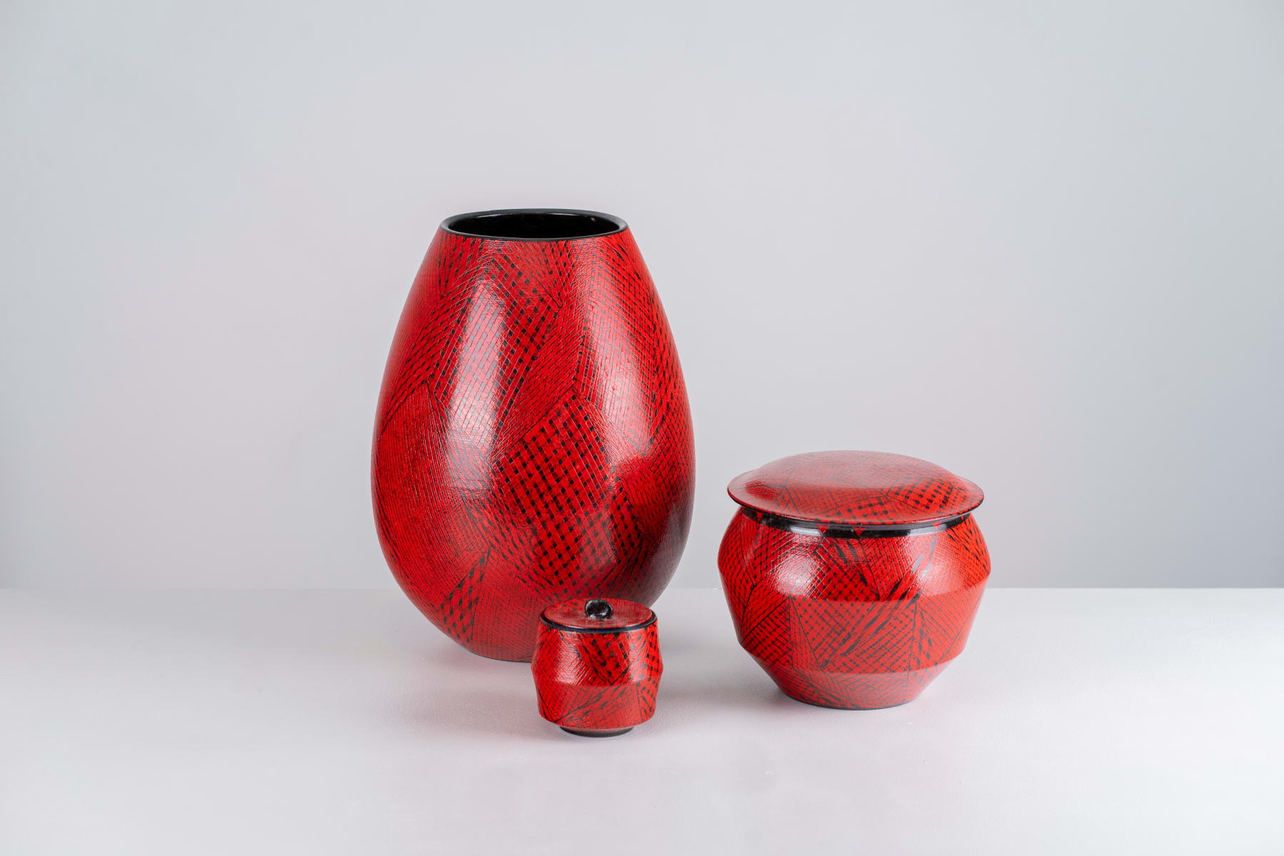 Maeda Masahiro, Covered box with overglaze enamels, 2022