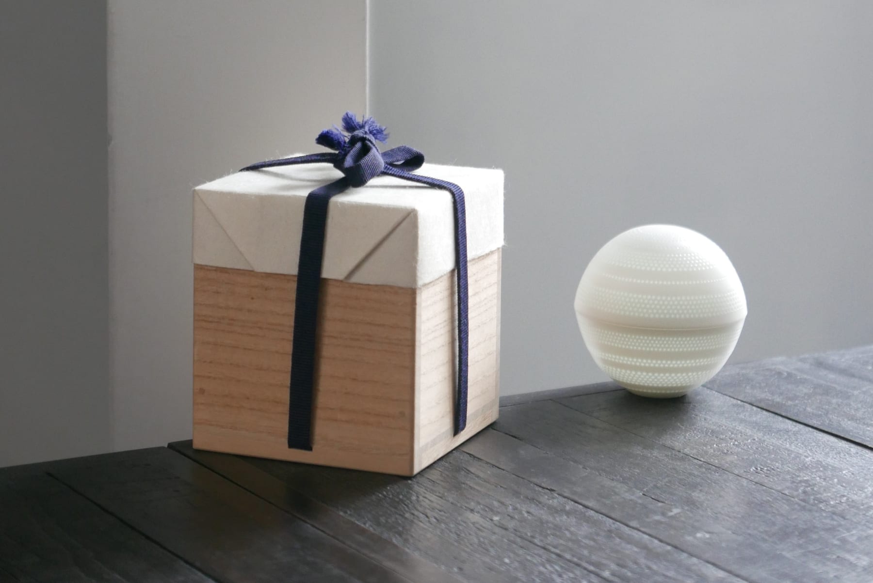 Niisato Akio, 光蓋物 Light Box