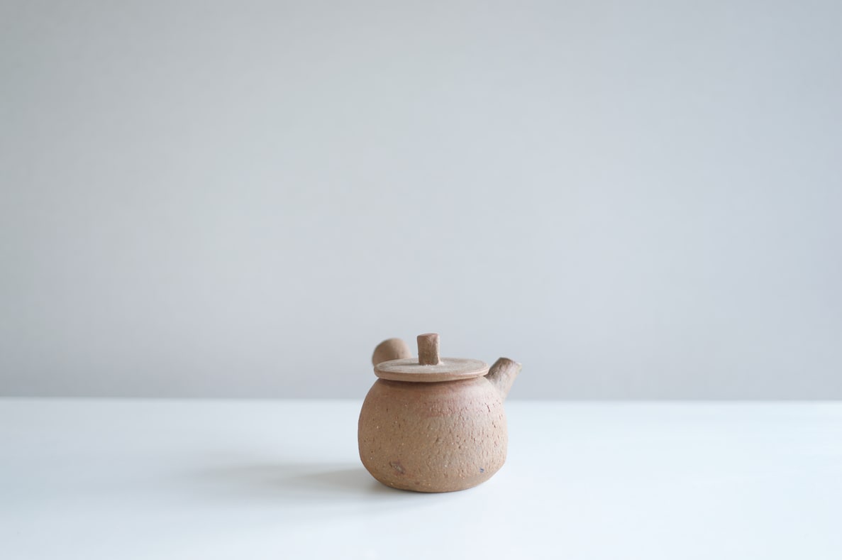 Janet Leach, Teapot with side handle
