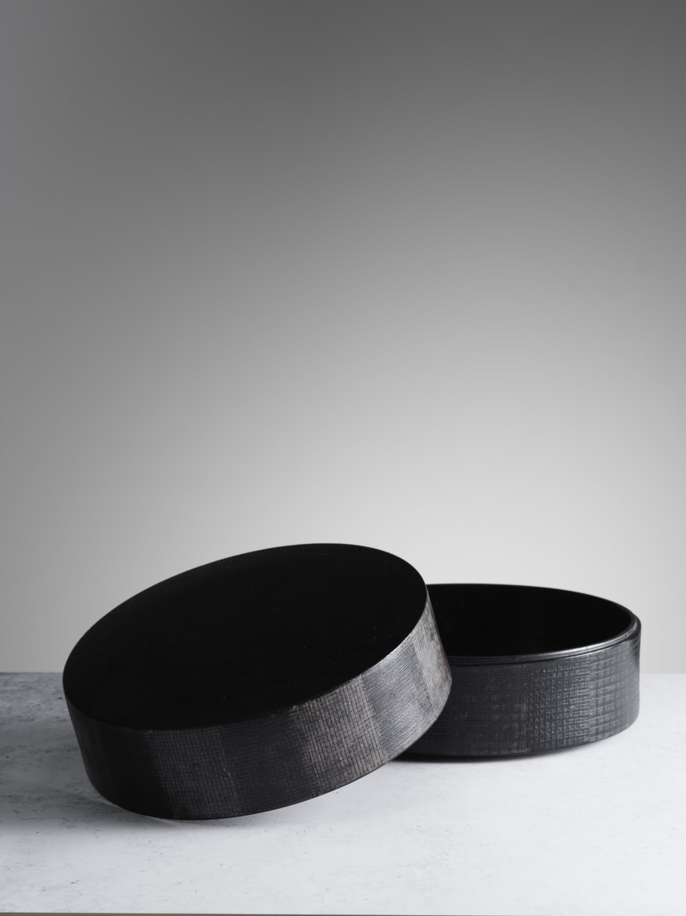 Maeda Masahiro, Covered box with overglaze enamels with silver, 2015