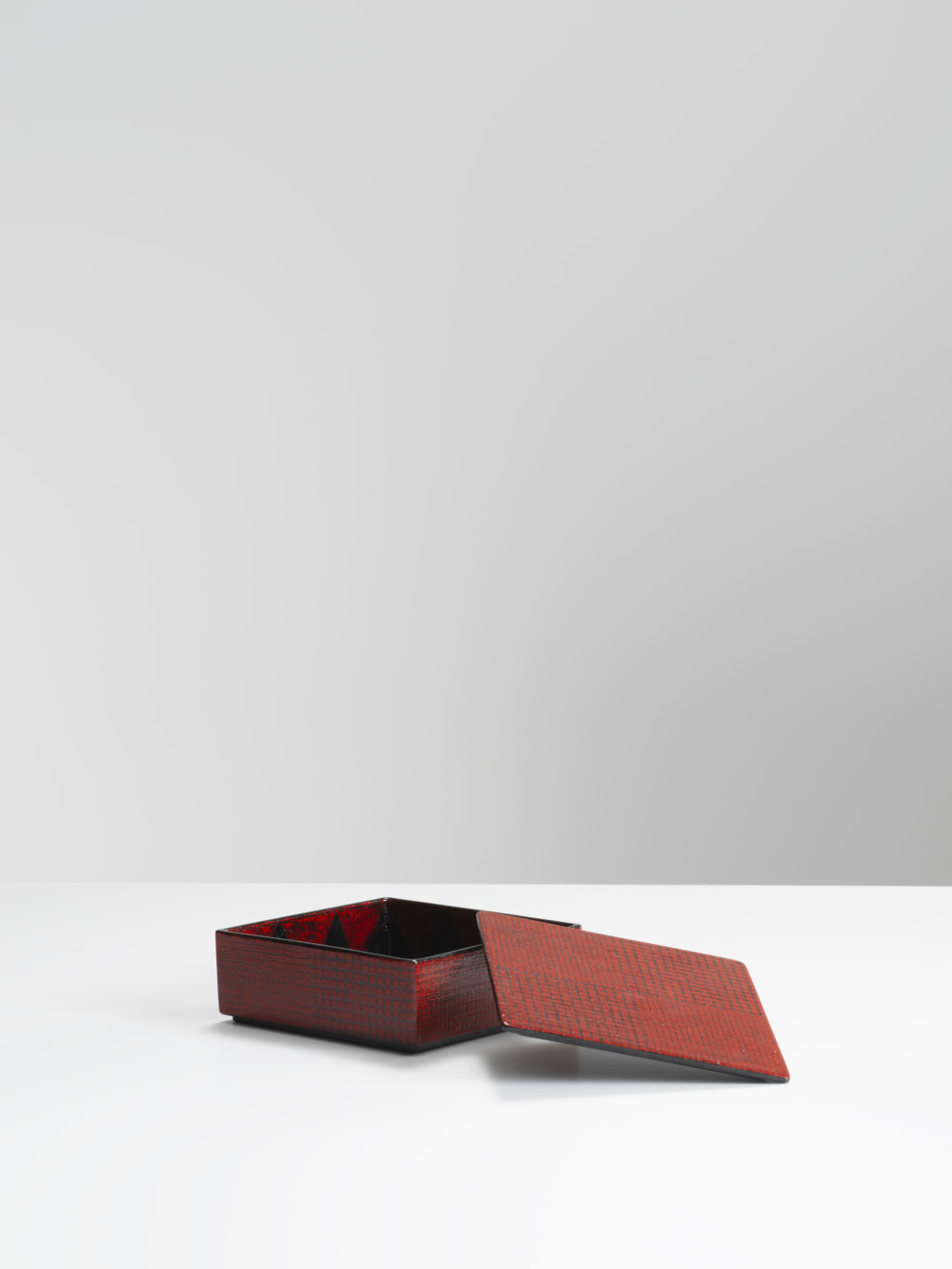Maeda Masahiro, Covered box with overglaze enamels