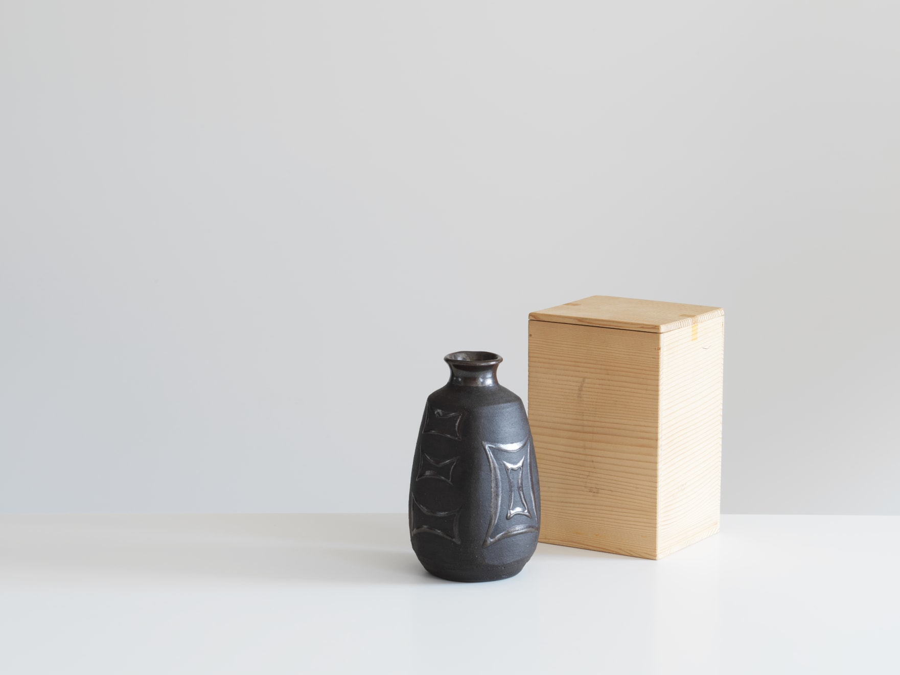 Janet Leach, Black Vase, 1983