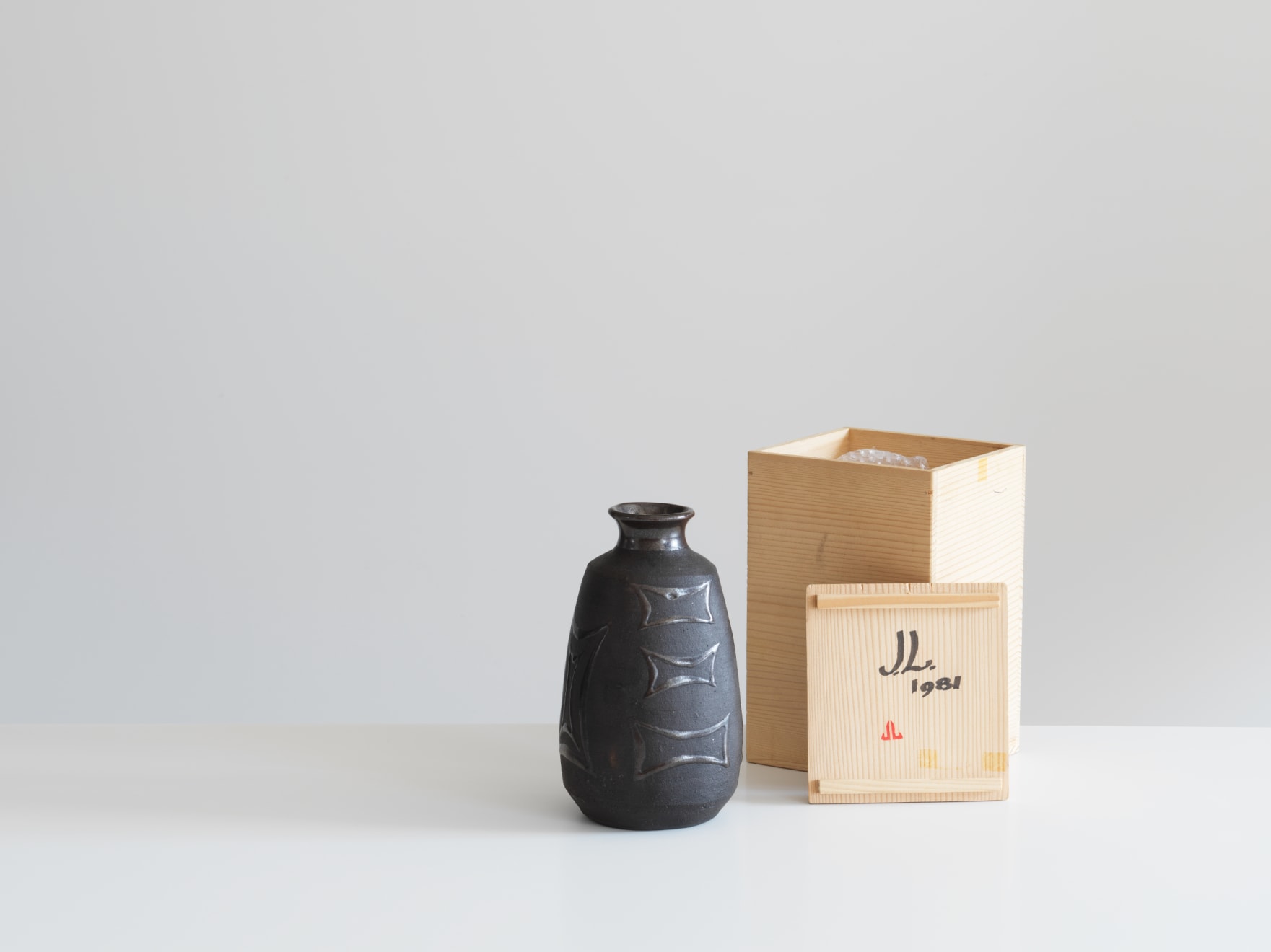 Janet Leach, Black Vase, 1983