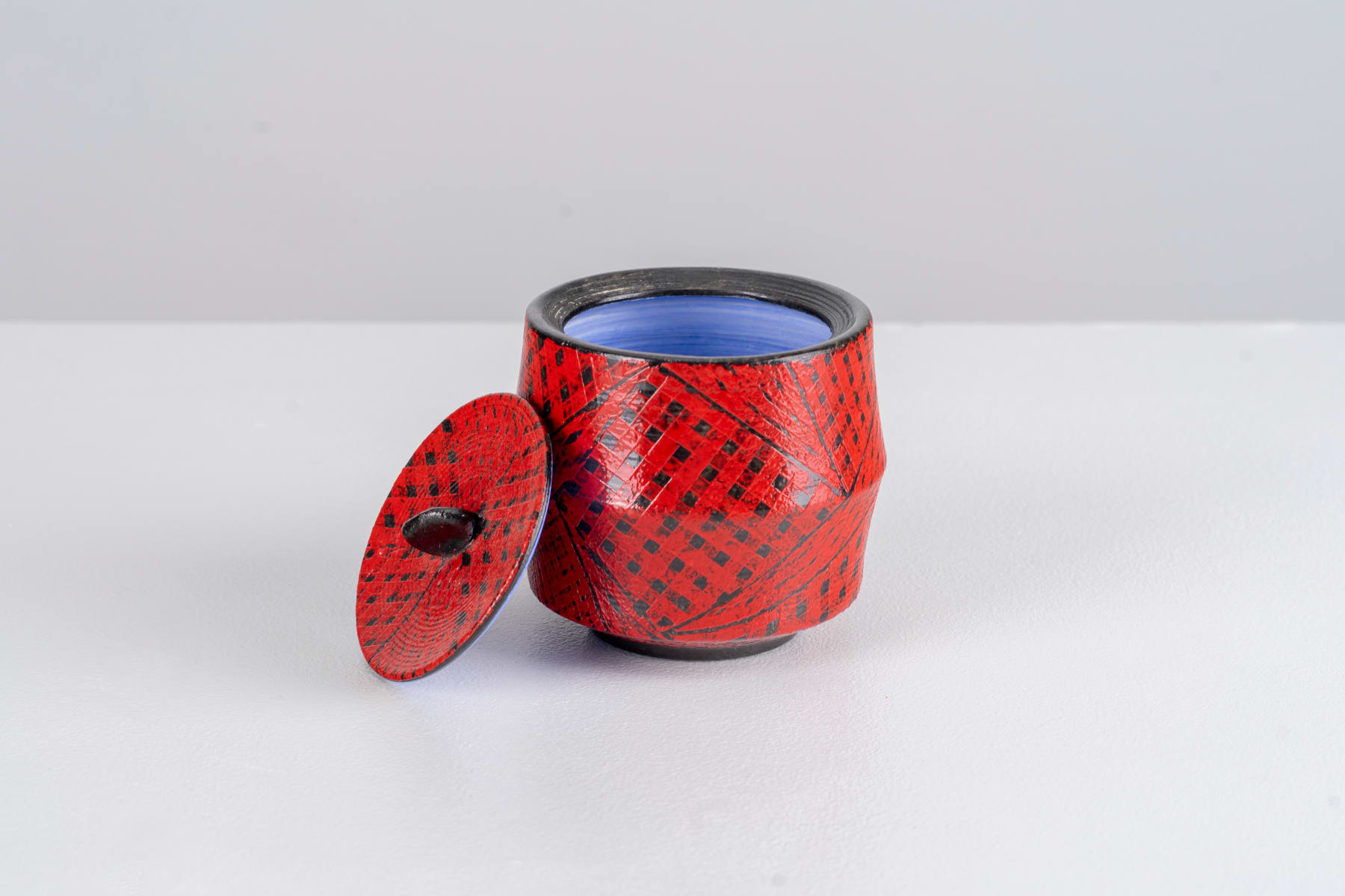 Maeda Masahiro, Covered box with overglaze enamels, 2022