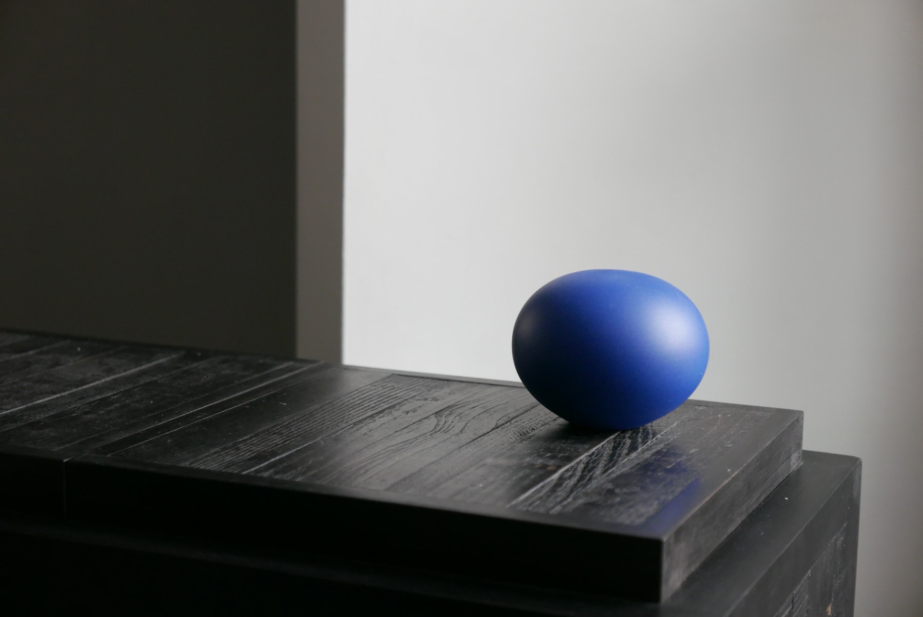 Niisato Akio, Blue Coloured Sphere, 2019 | Oxford Ceramics Gallery