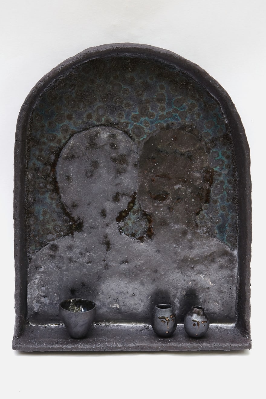 Sári Ember, Couple in an arch with small vases and a cup, 2022