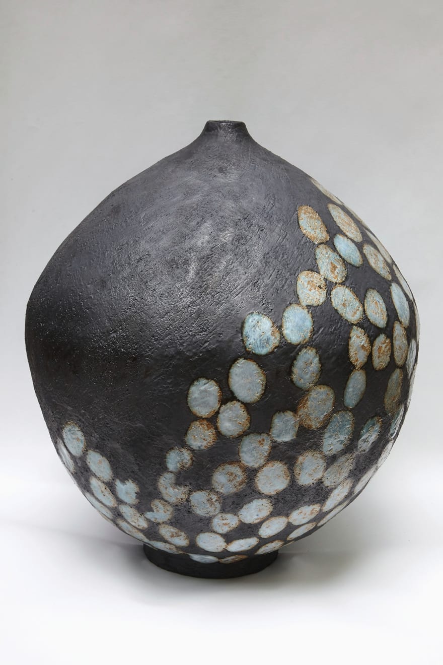 Sári Ember, Black vase with heaps, 2022