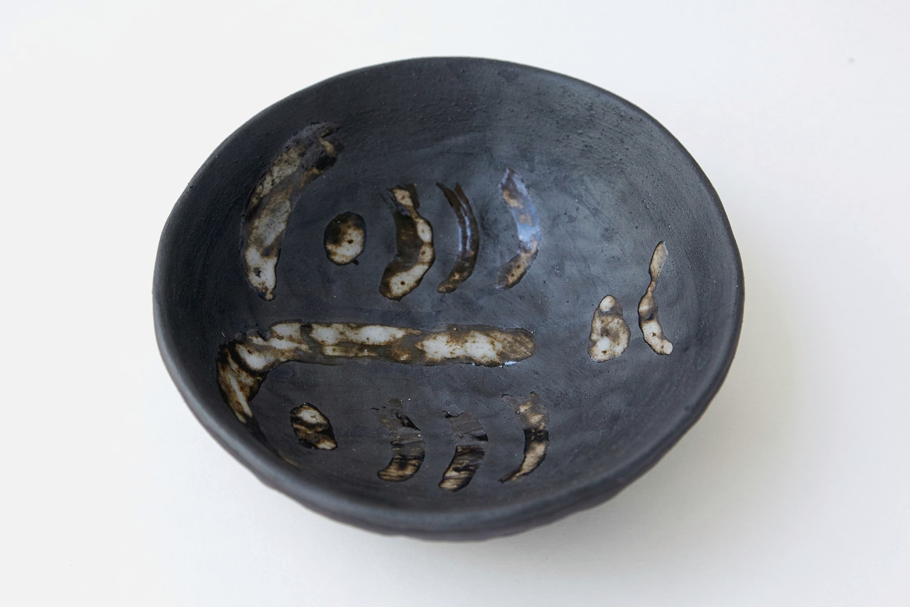 Sári Ember, Bowl with tired face, 2022