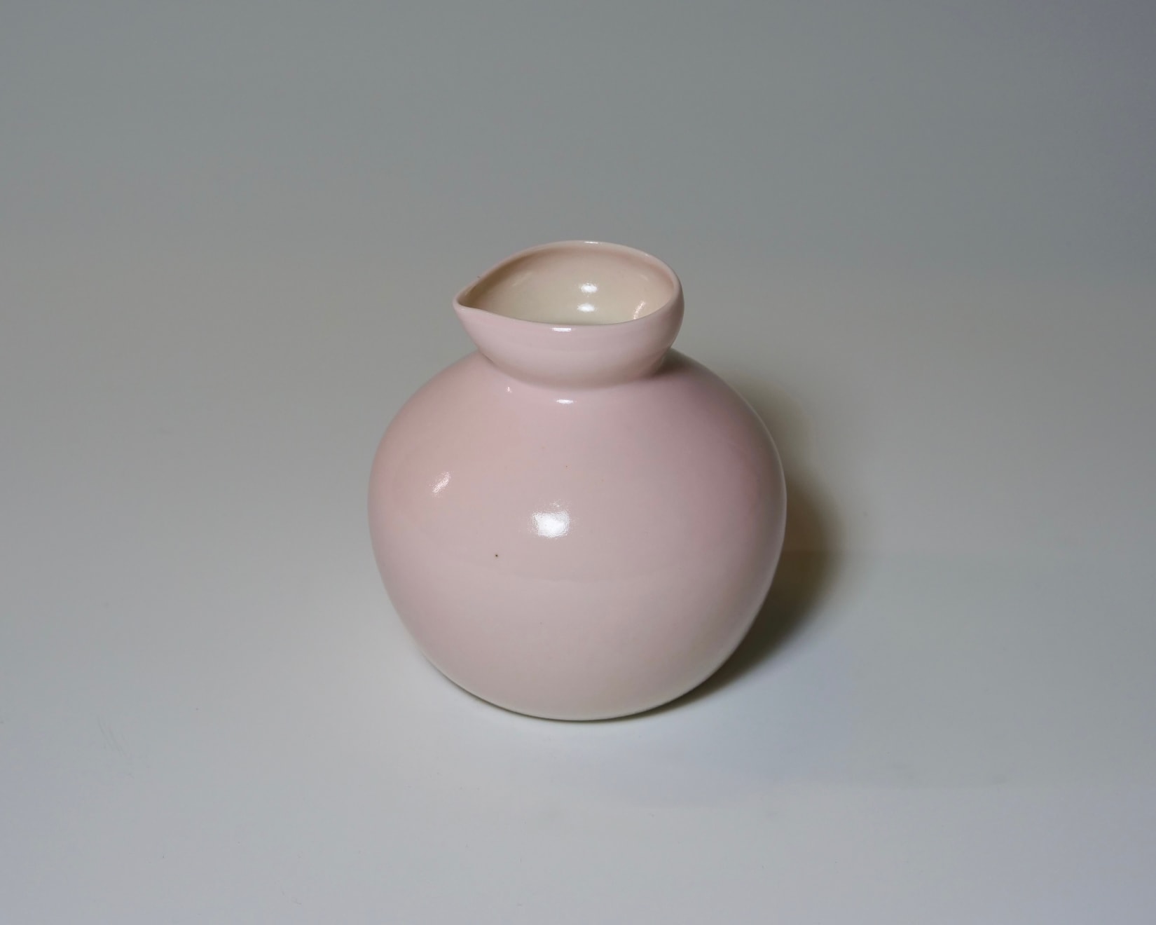 Josefina Isaza, Pink Tokkuri, 2024