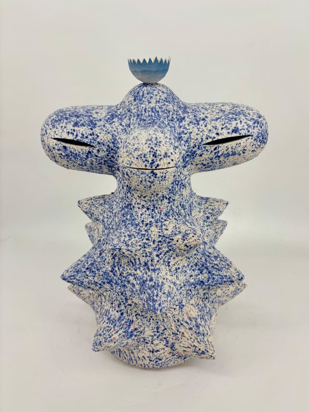 Minimalist biomorphic sculpture by Kartini Thomas with enigmatic form and meditative aura, presented by Galerie REVEL